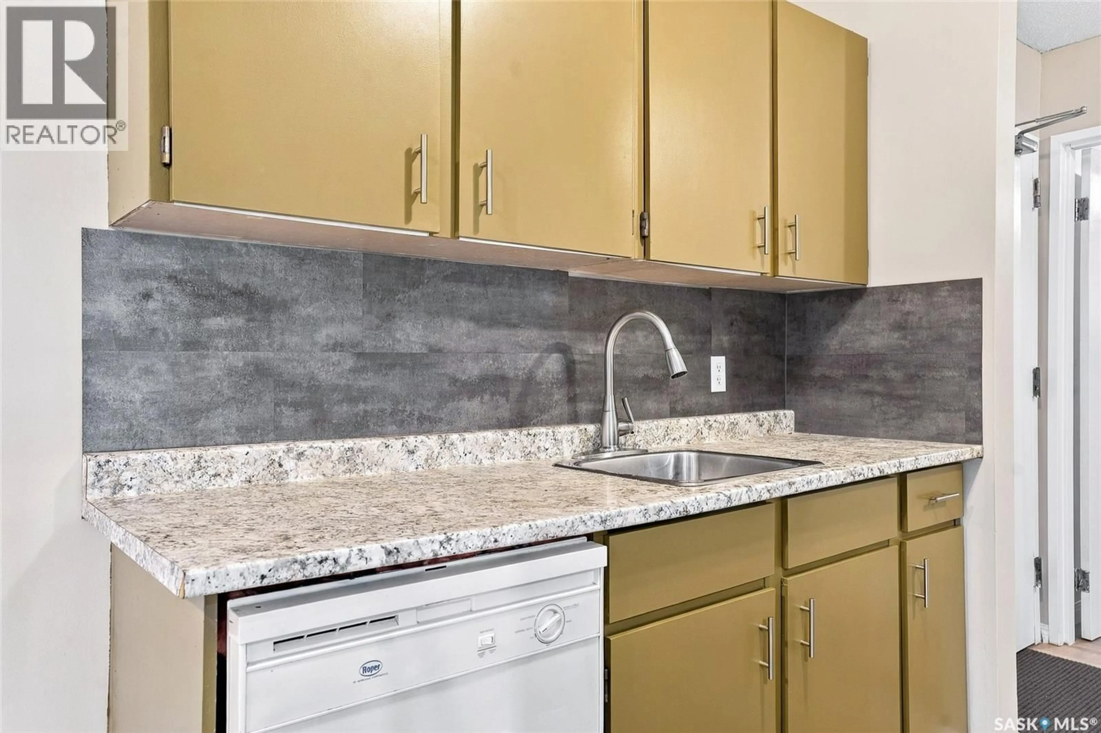 Standard kitchen, unknown for E - 1515 425 115TH STREET, Saskatoon Saskatchewan S7N2E5