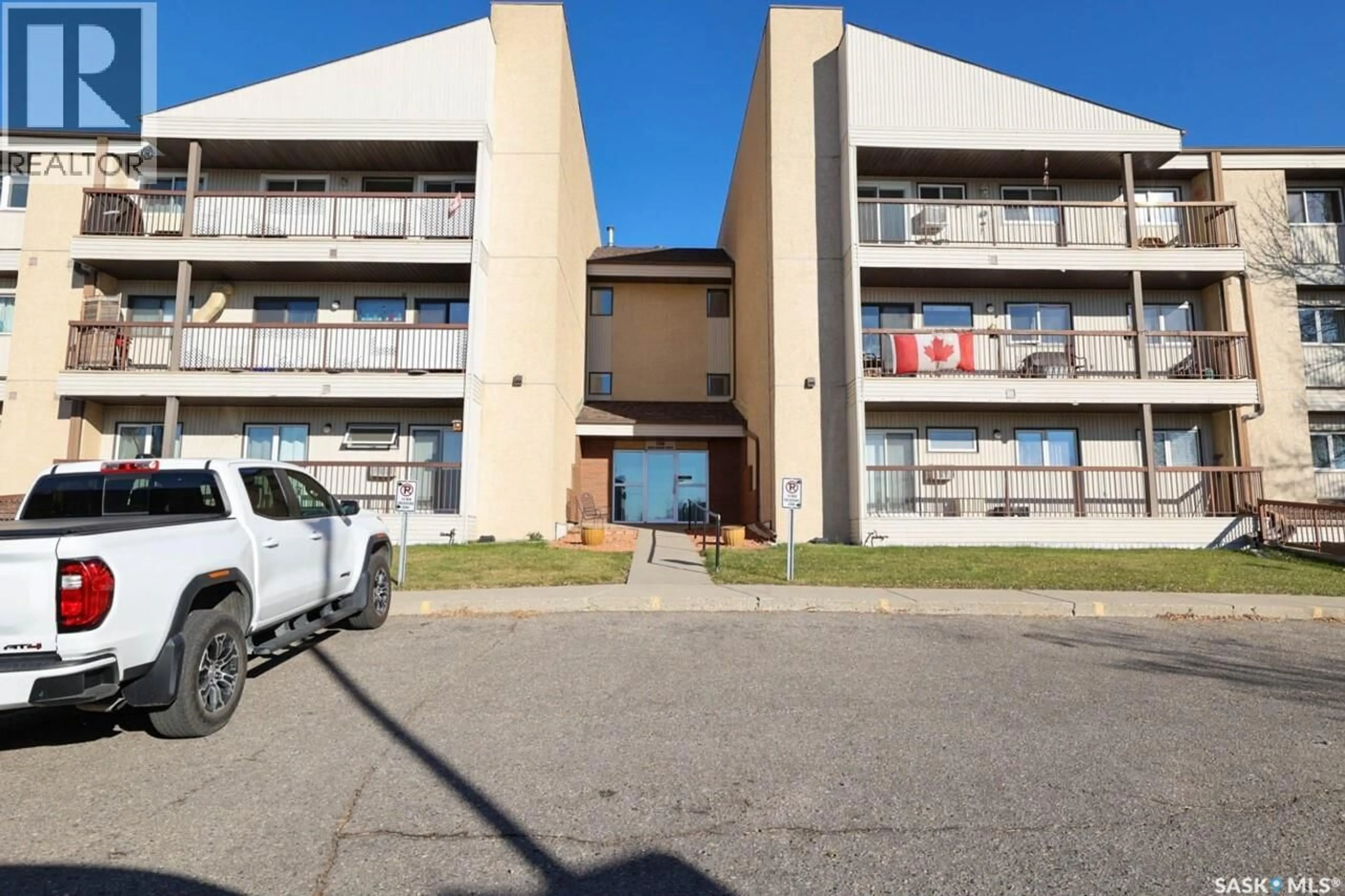 Patio, building for 102 - 1130 RADWAY STREET, Regina Saskatchewan S4X4J5