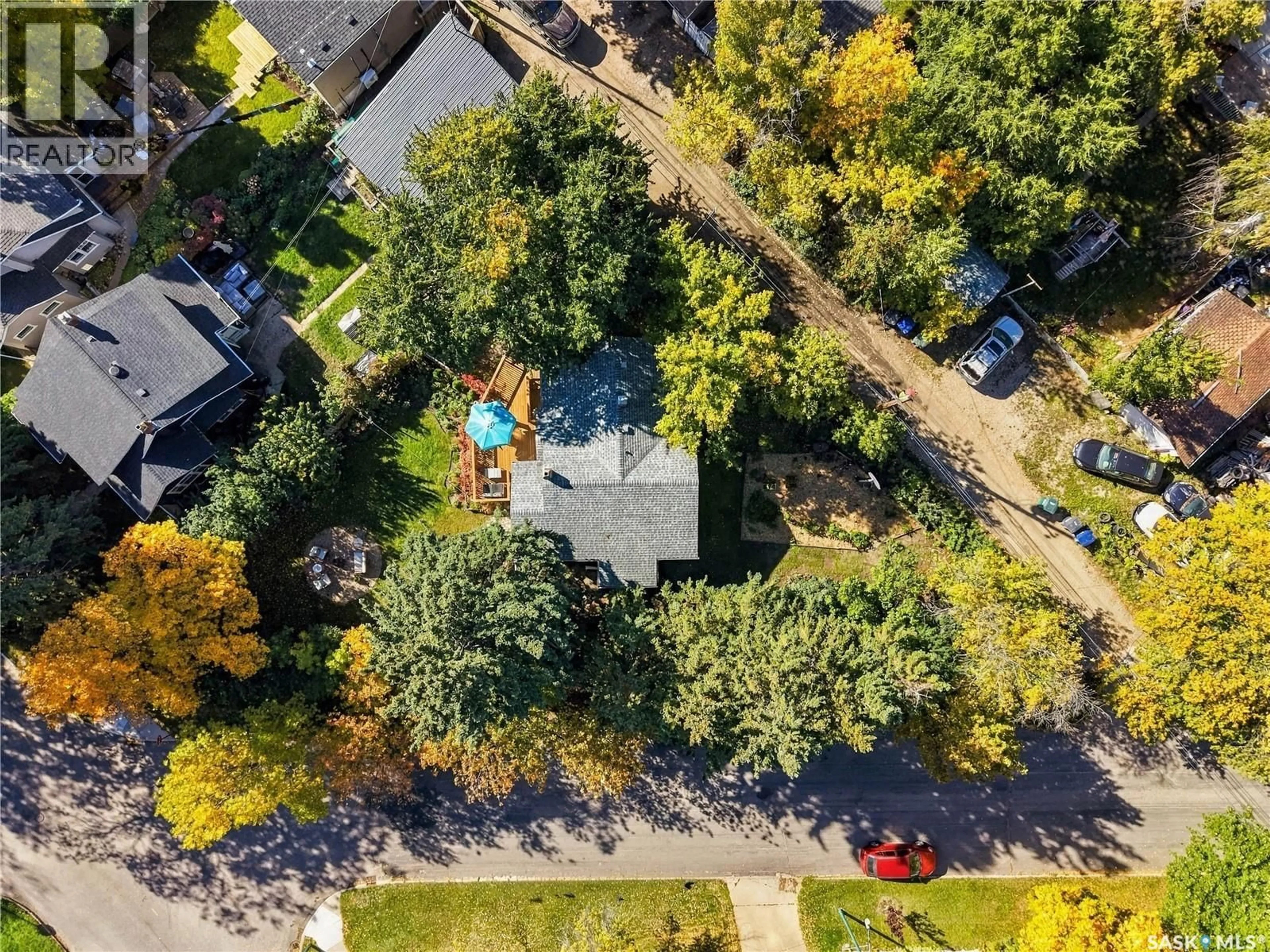 A pic from outside/outdoor area/front of a property/back of a property/a pic from drone, street for 600 WALMER ROAD, Saskatoon Saskatchewan S7L0E2