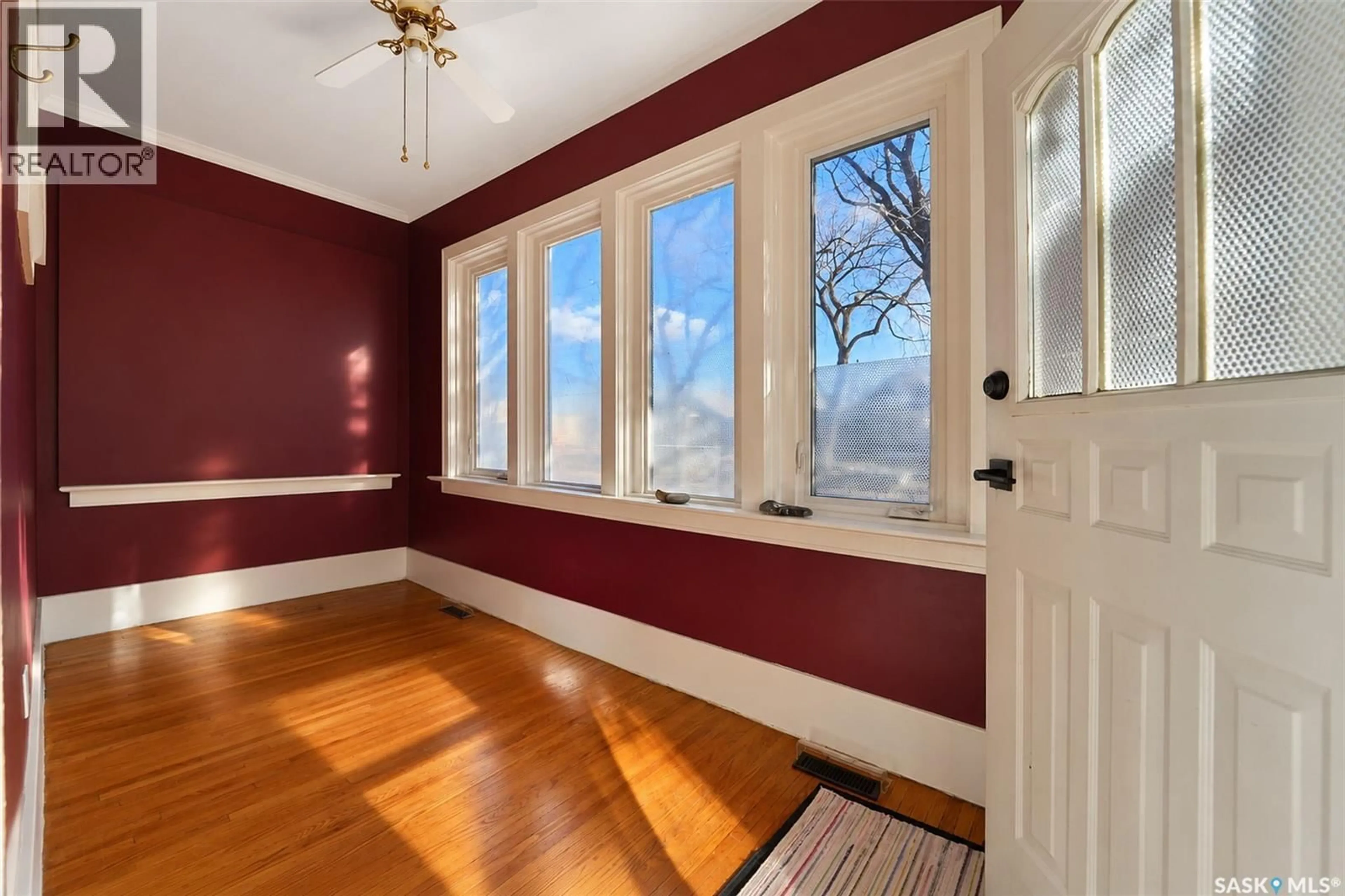 Indoor entryway for 1125 B AVENUE, Saskatoon Saskatchewan S7L1G2