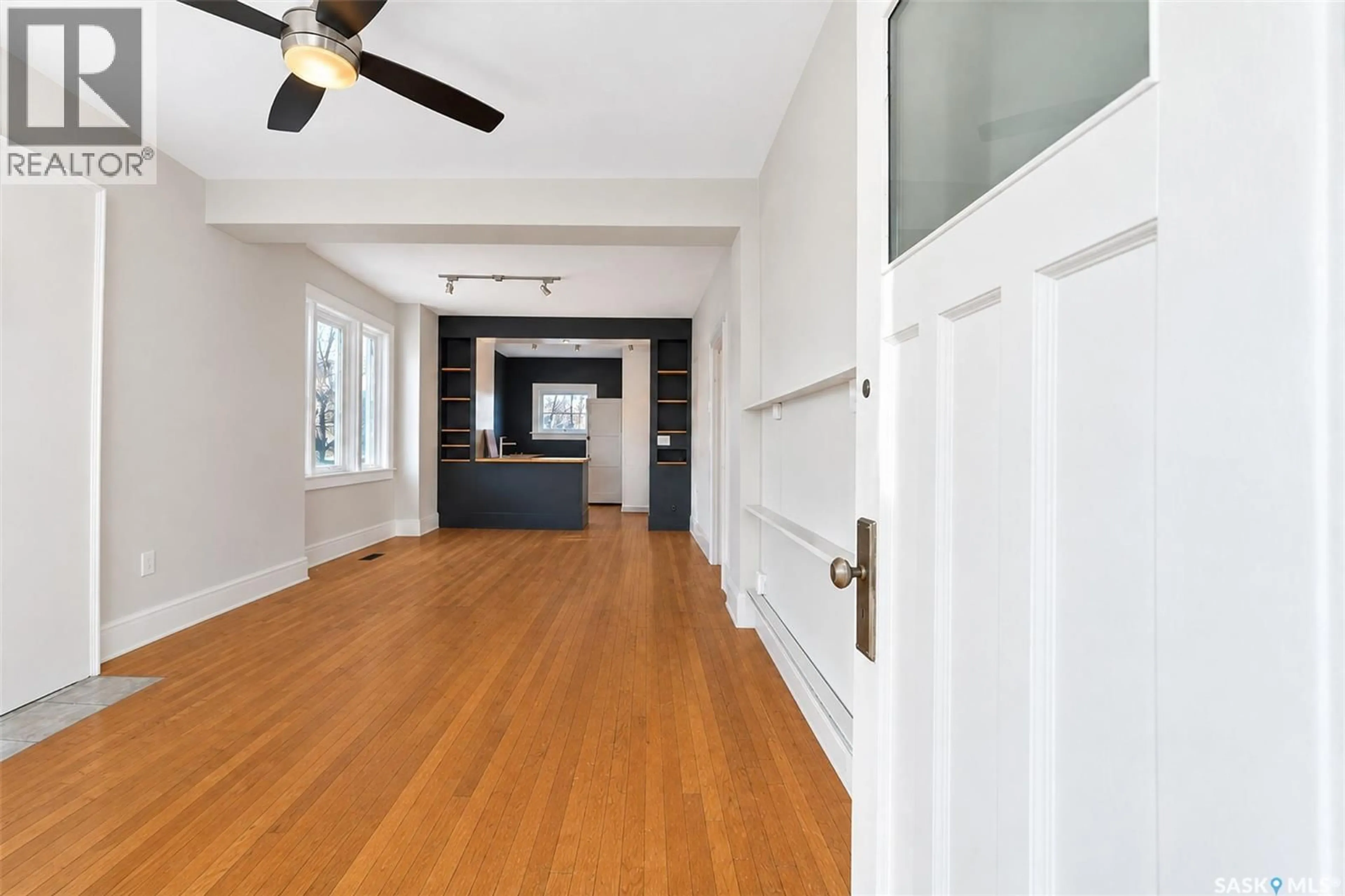 Indoor entryway for 1125 B AVENUE, Saskatoon Saskatchewan S7L1G2