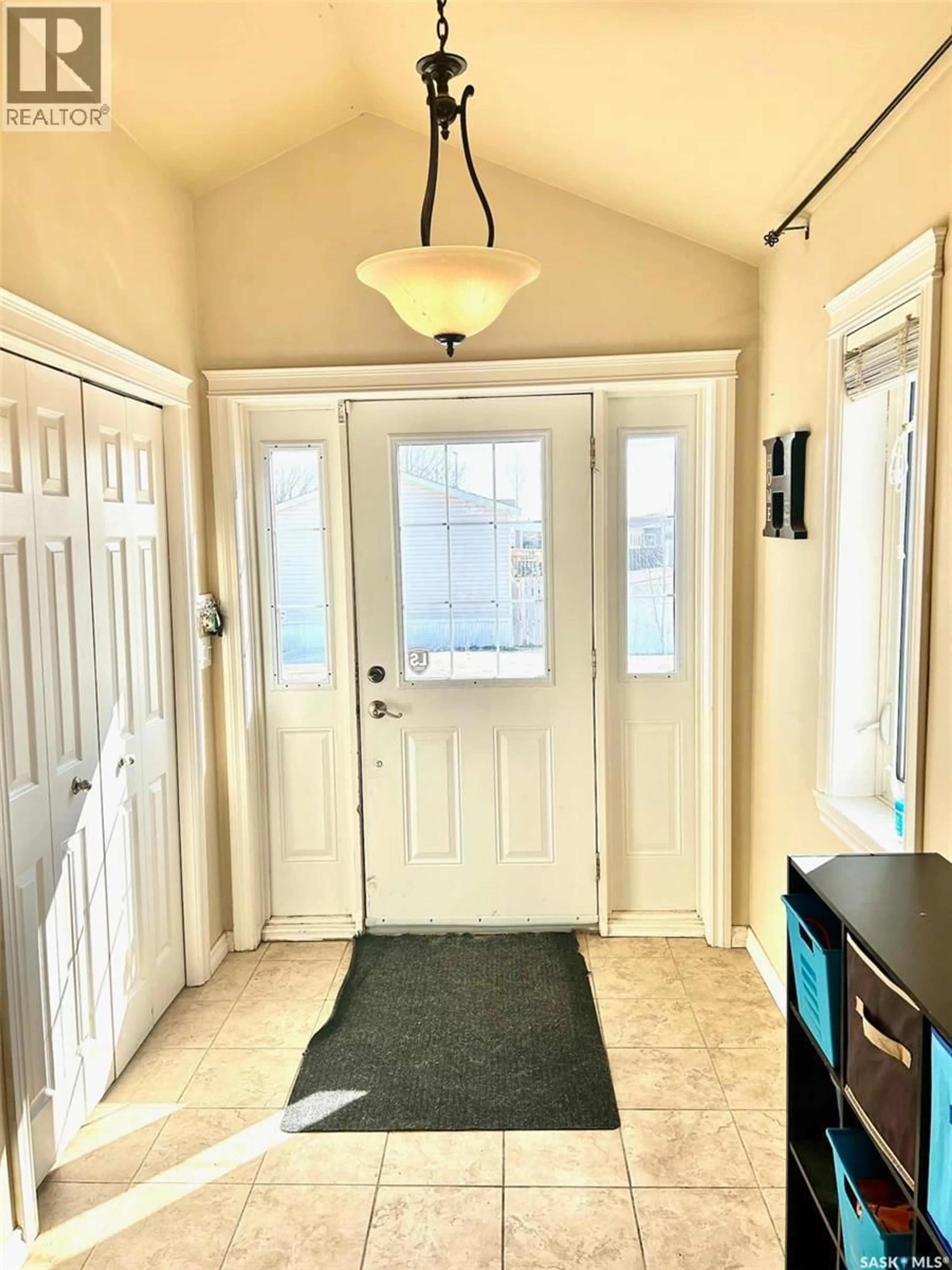 Indoor entryway for SW - 23 106 1ST AVENUE, Weyburn Saskatchewan S4H2J1
