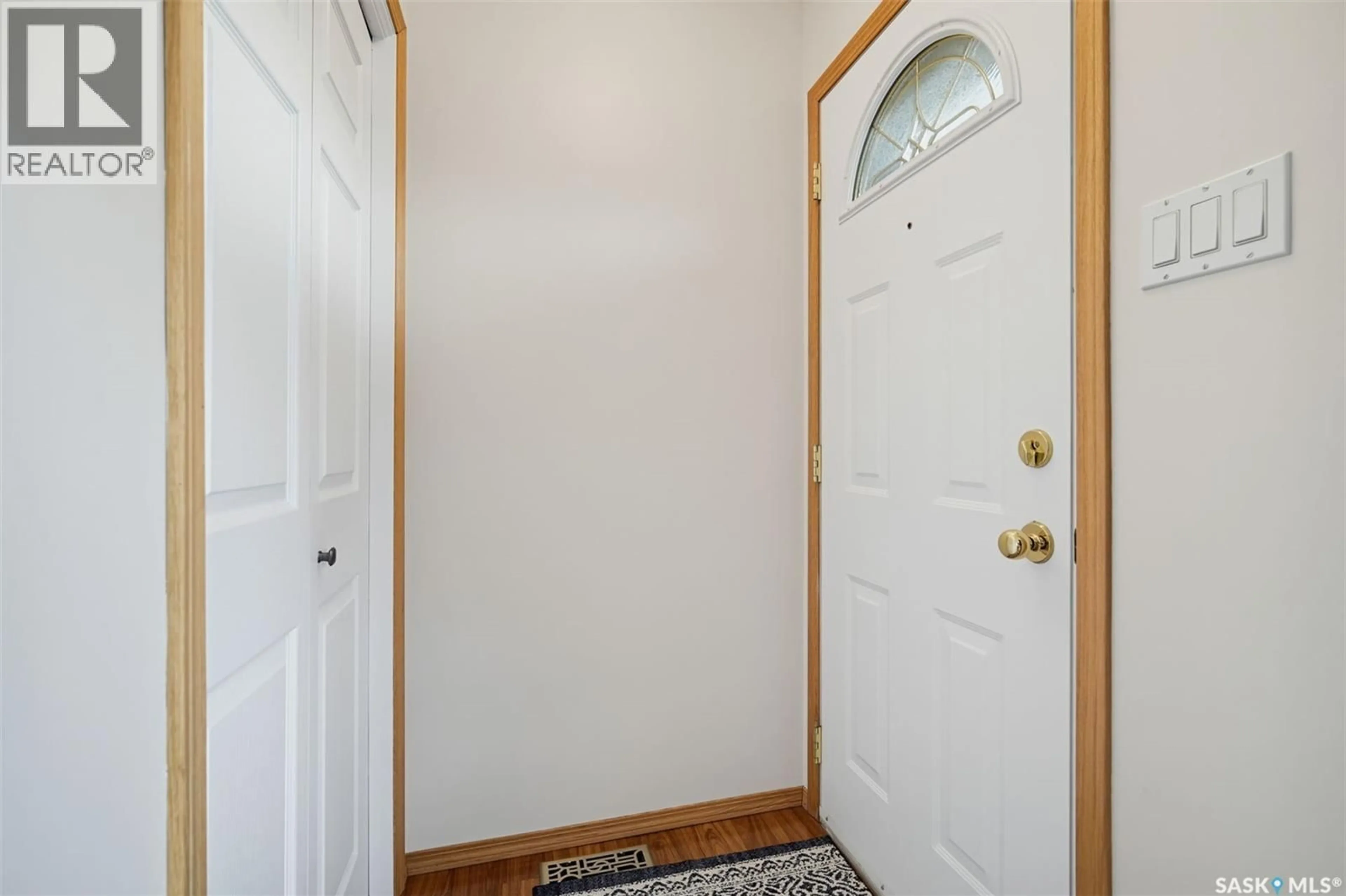Indoor entryway for 41 ARNASON CRESCENT, Saskatoon Saskatchewan S7H4M7