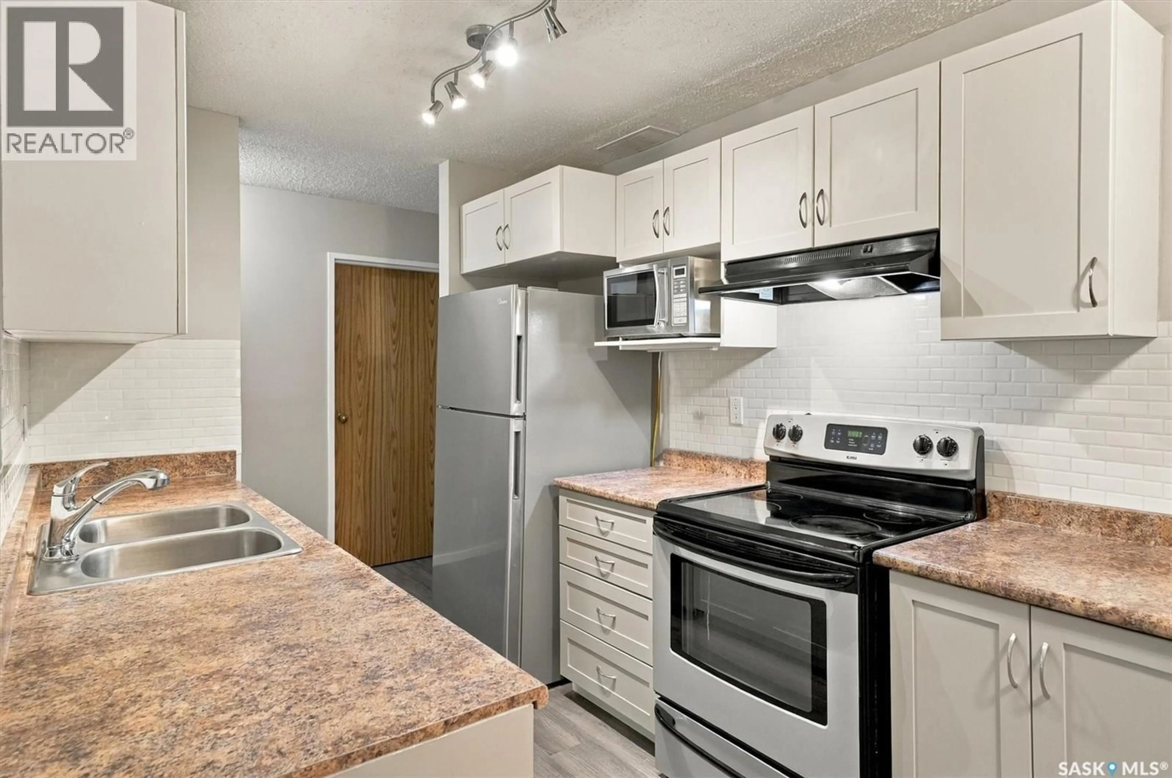 Standard kitchen, unknown for 120 122 EDINBURGH PLACE, Saskatoon Saskatchewan S7H5J7