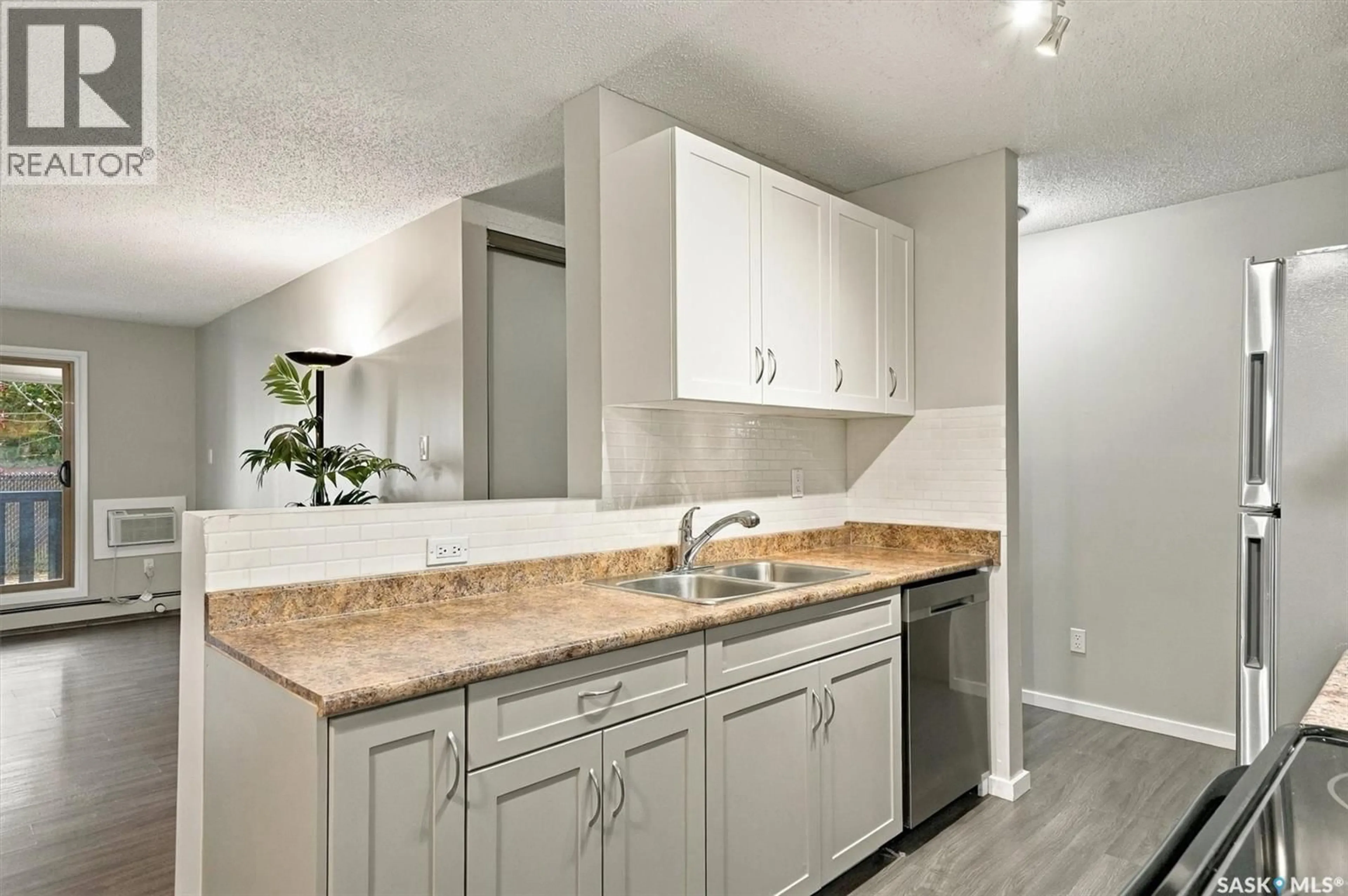 Standard kitchen, unknown for 120 122 EDINBURGH PLACE, Saskatoon Saskatchewan S7H5J7