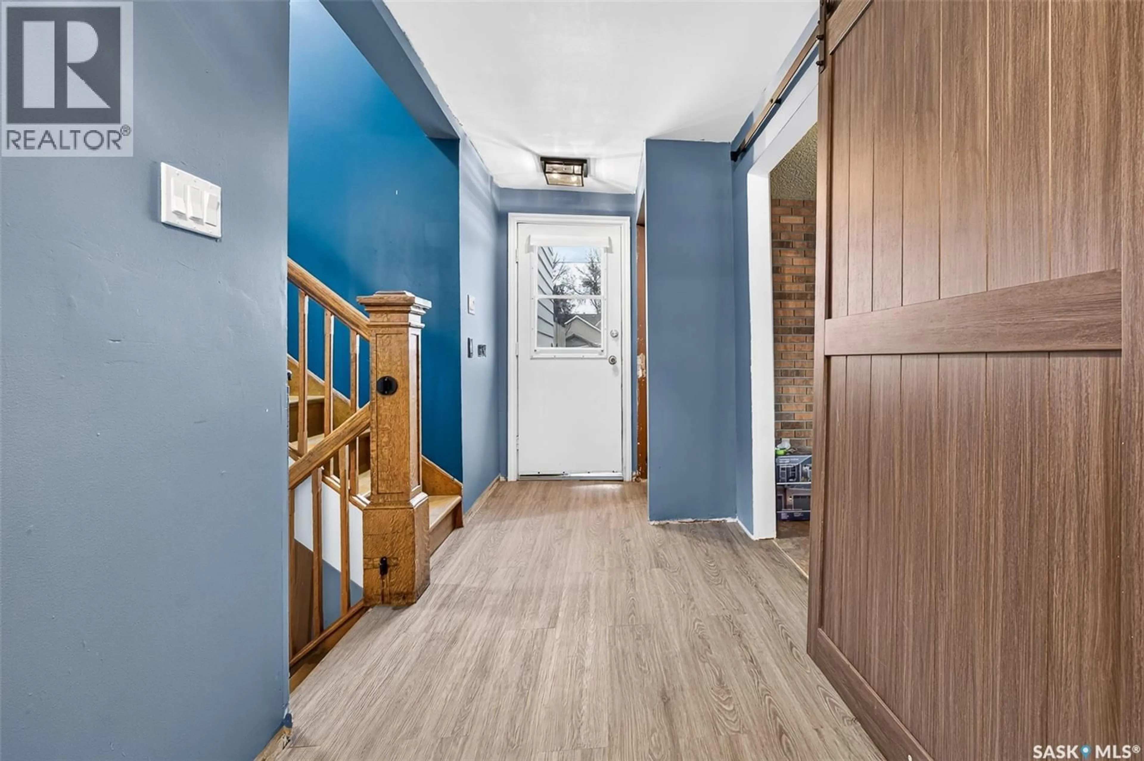 Indoor entryway for 338 GRANDVIEW STREET, Moose Jaw Saskatchewan S6H5K8