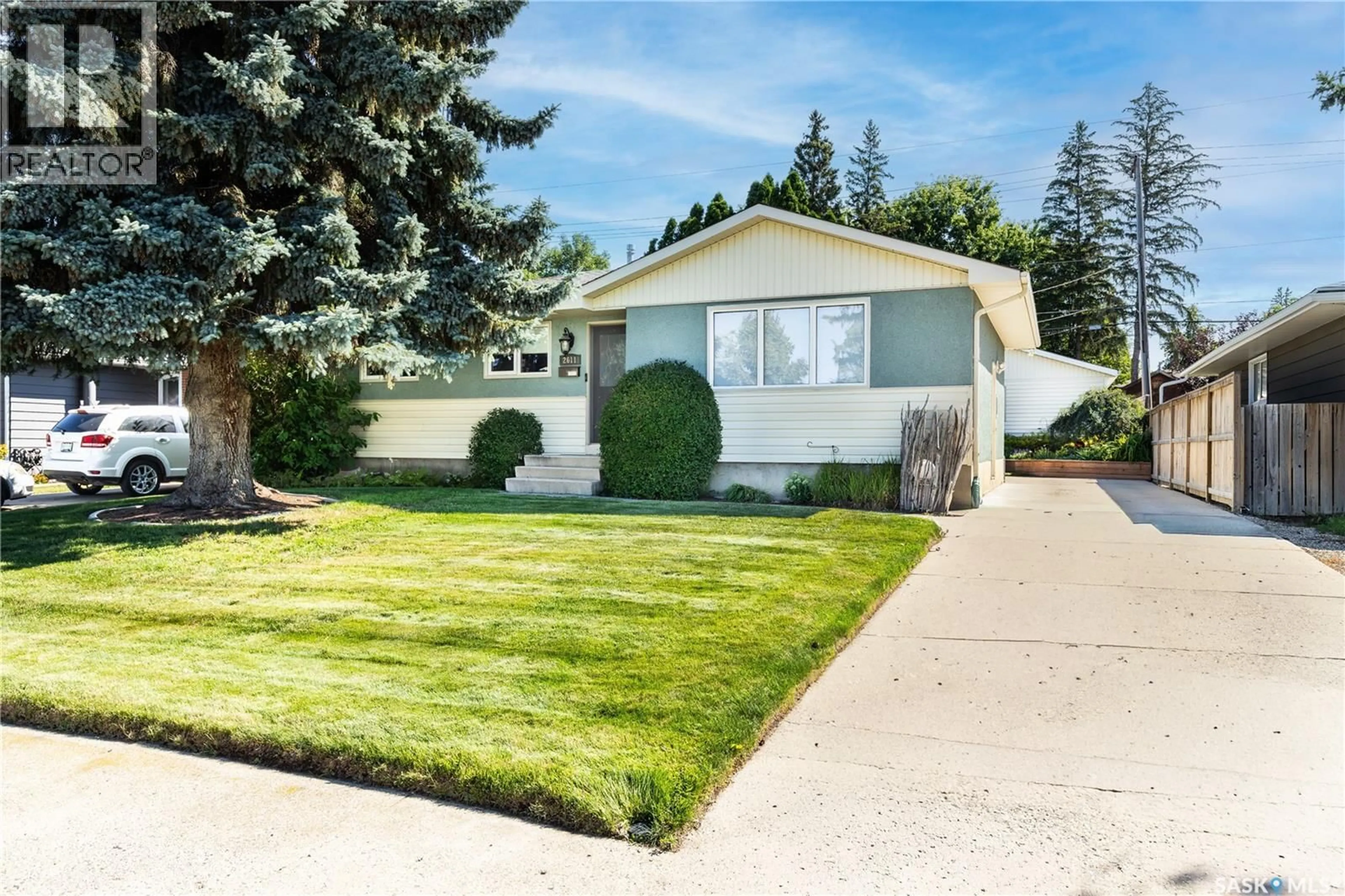 Home with vinyl exterior material, street for 2611 WOODWARD AVENUE, Saskatoon Saskatchewan S7J2E6