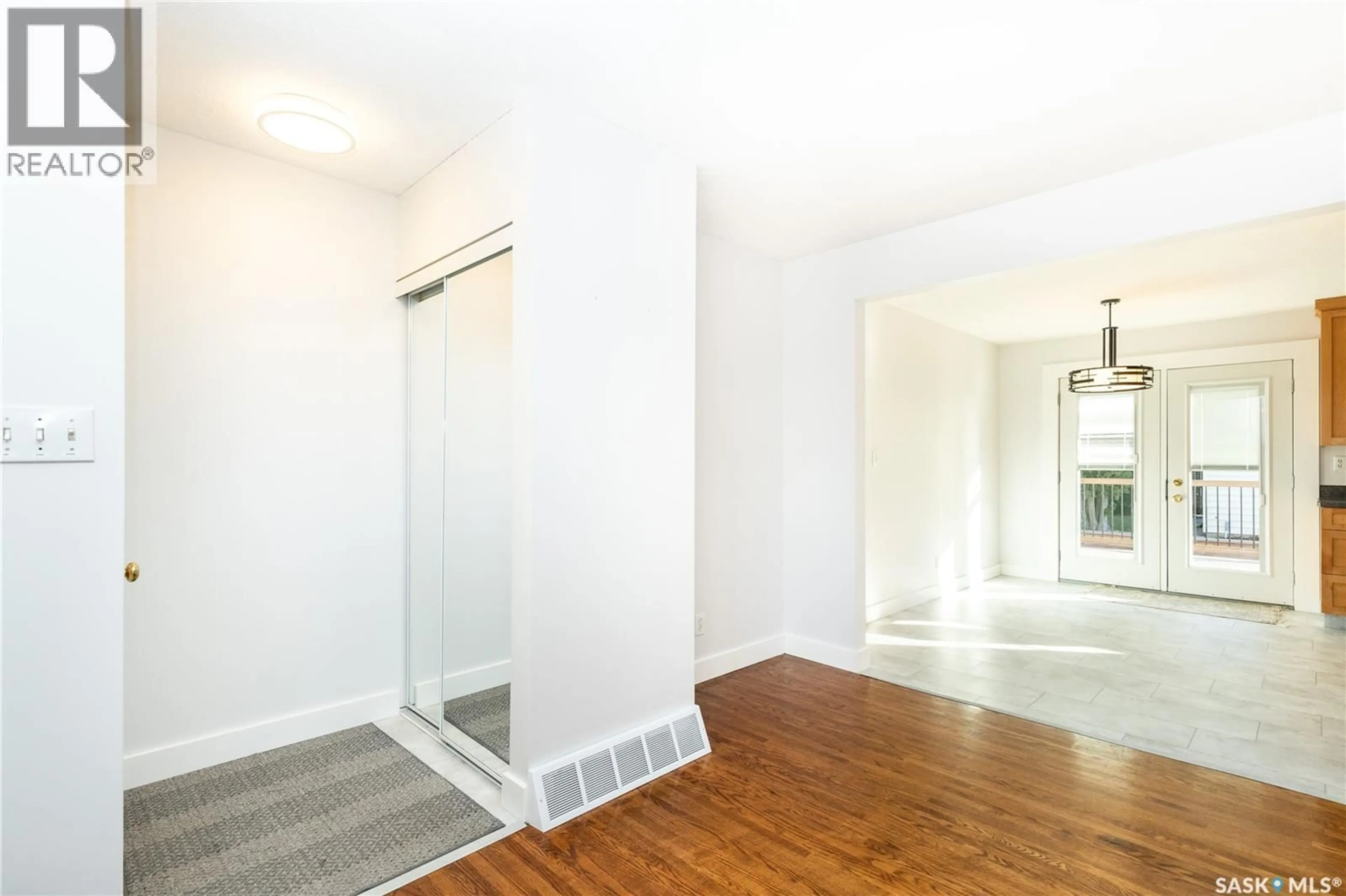 Indoor entryway for 2611 WOODWARD AVENUE, Saskatoon Saskatchewan S7J2E6