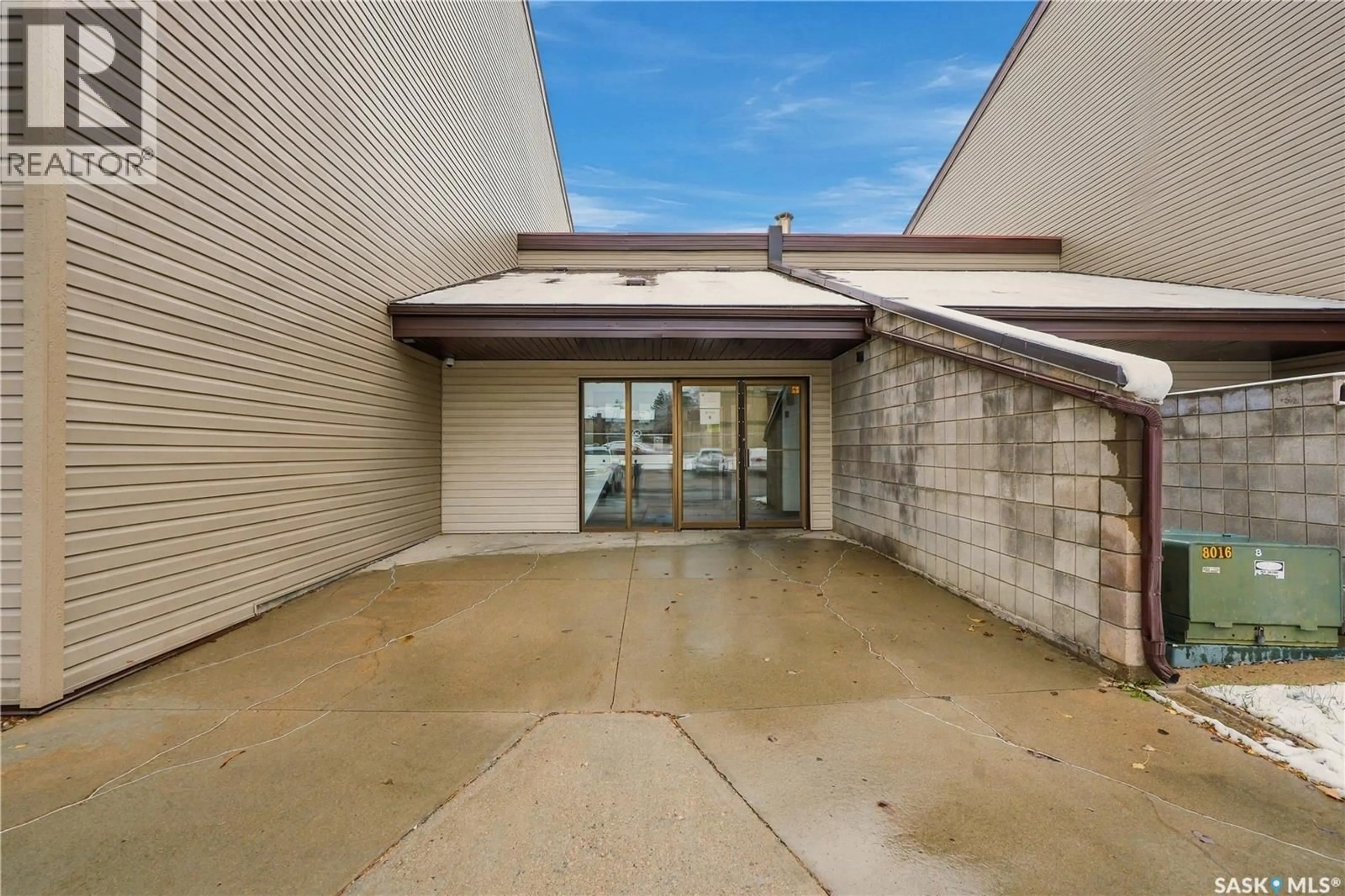Indoor foyer for 202B - 4040 8TH STREET, Saskatoon Saskatchewan S7H5L4