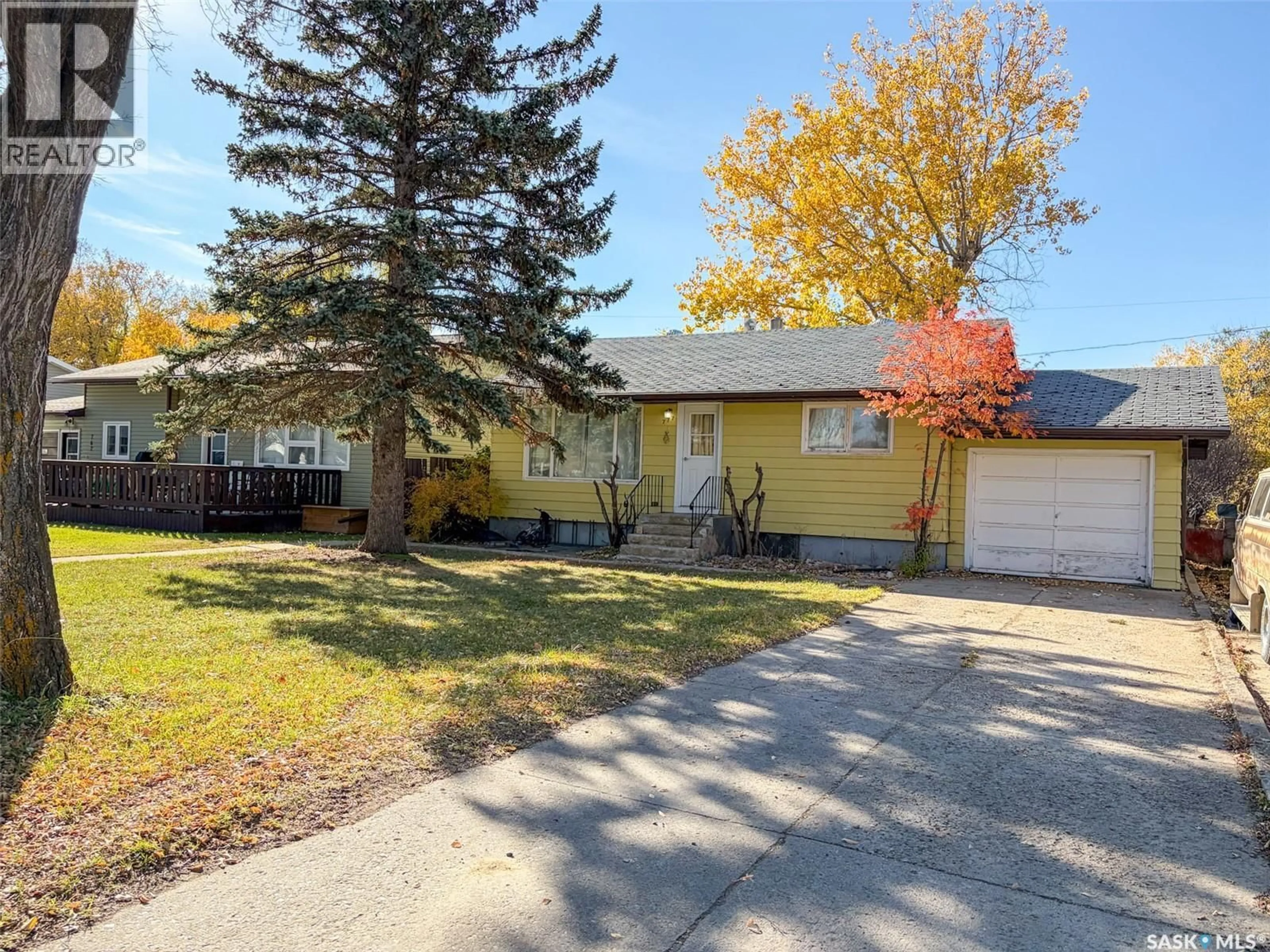 Home with vinyl exterior material, street for 777 3RD STREET, Shaunavon Saskatchewan S0N2M0