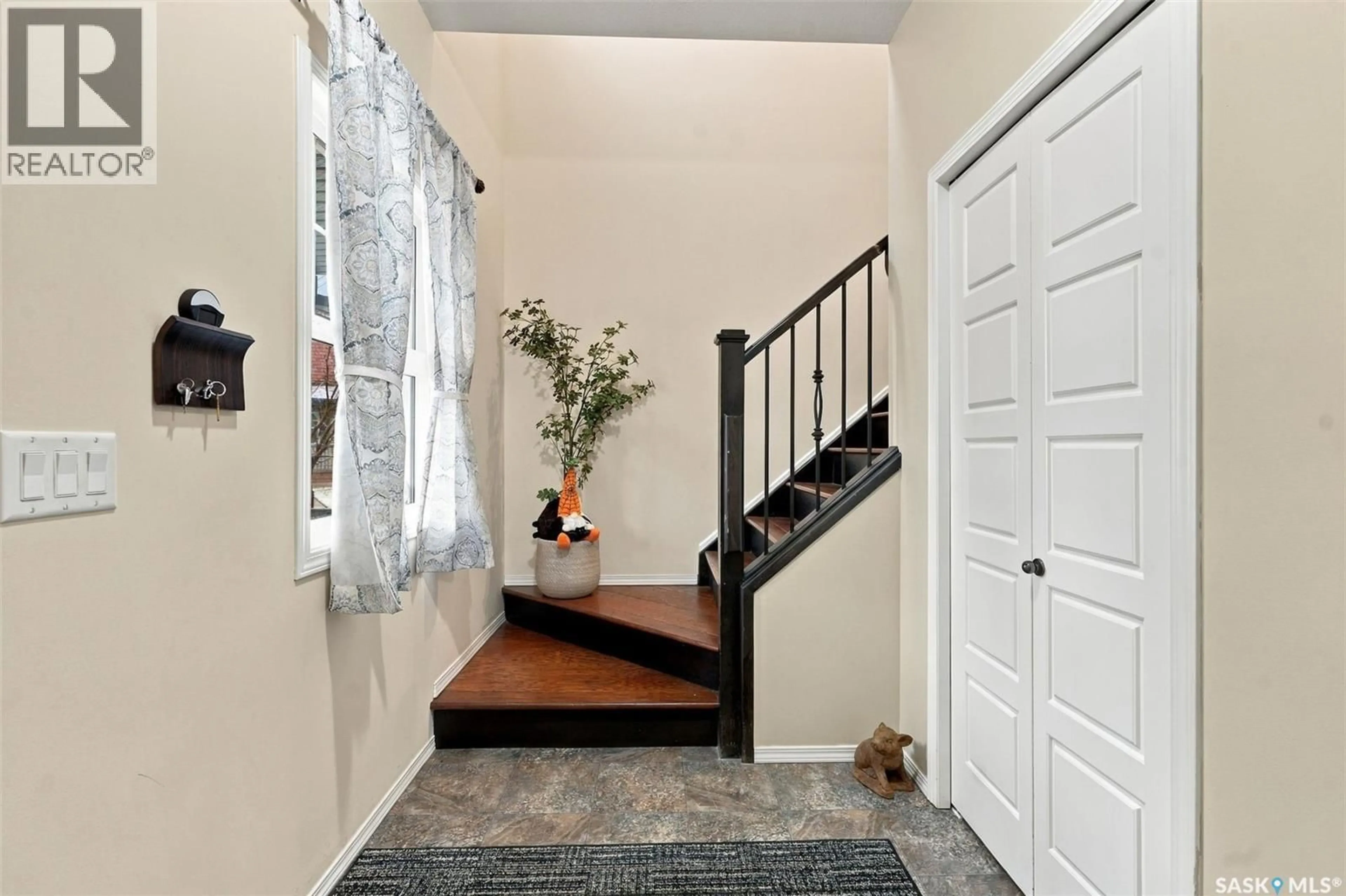 Indoor entryway for 724 150 LANGLOIS WAY, Saskatoon Saskatchewan S7T0L4