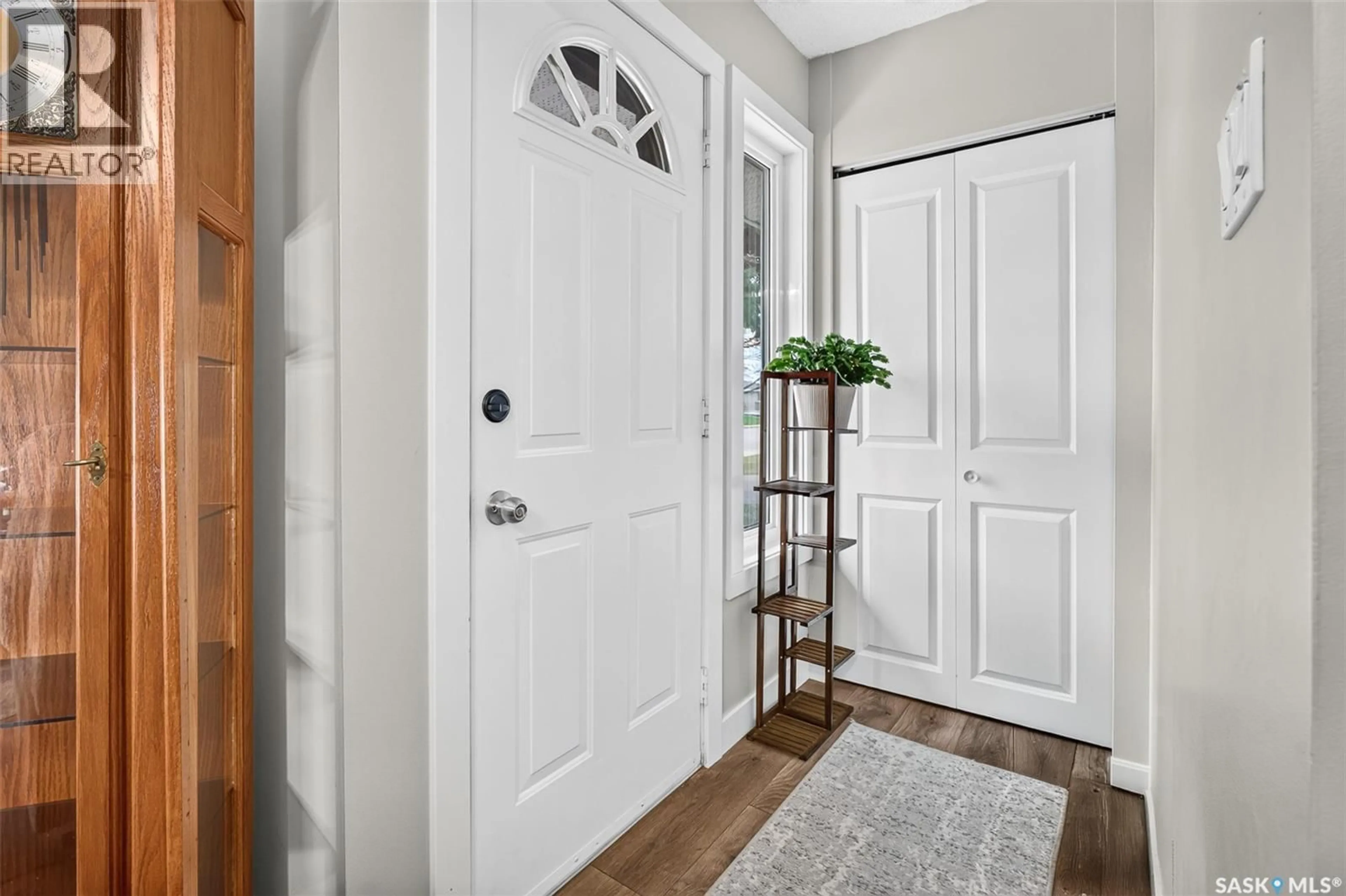 Indoor entryway for 1056 SIMCOE STREET, Moose Jaw Saskatchewan S6H3J2