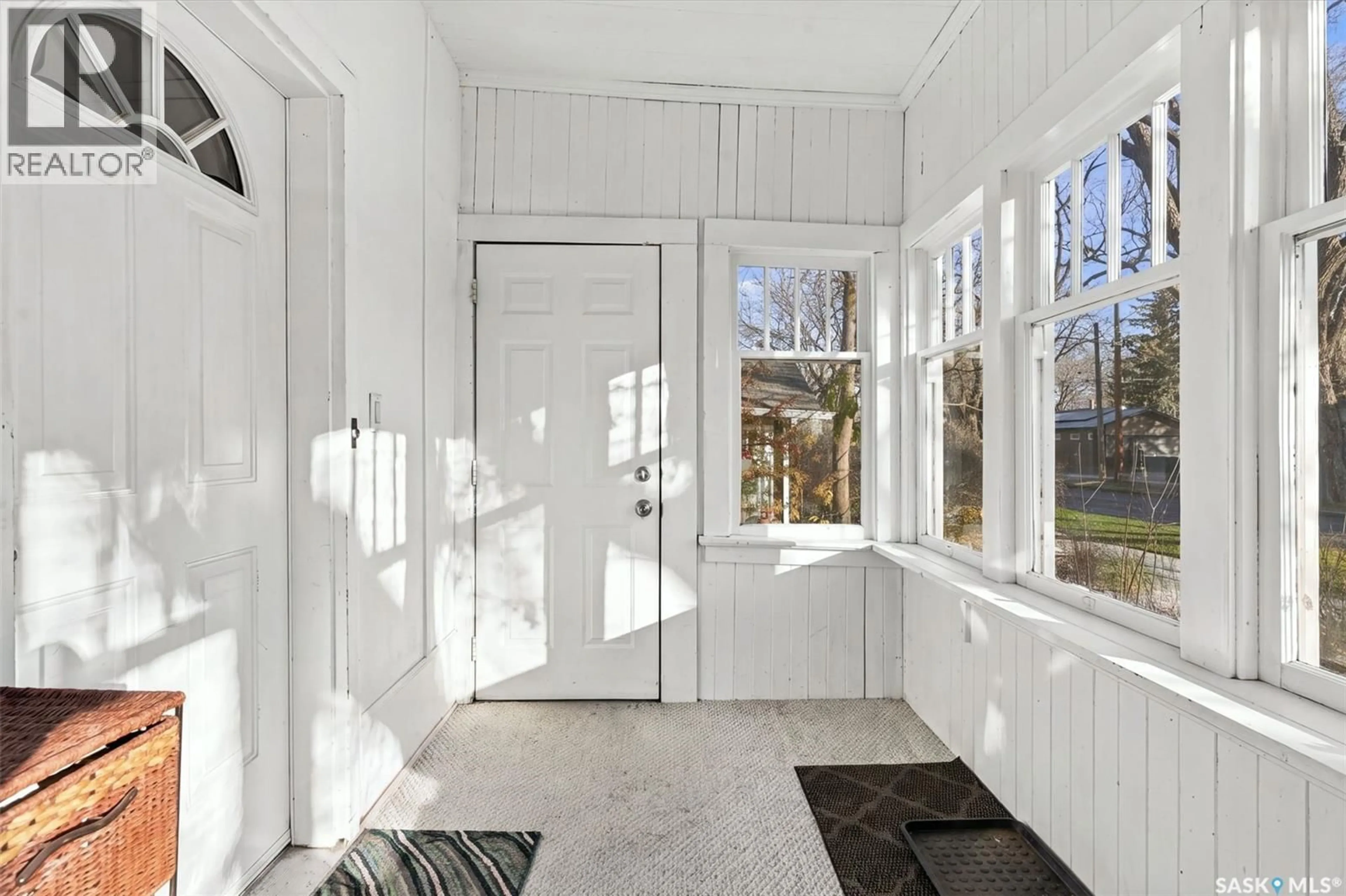 Indoor entryway for N - 1021 C AVENUE, Saskatoon Saskatchewan S7L1K1