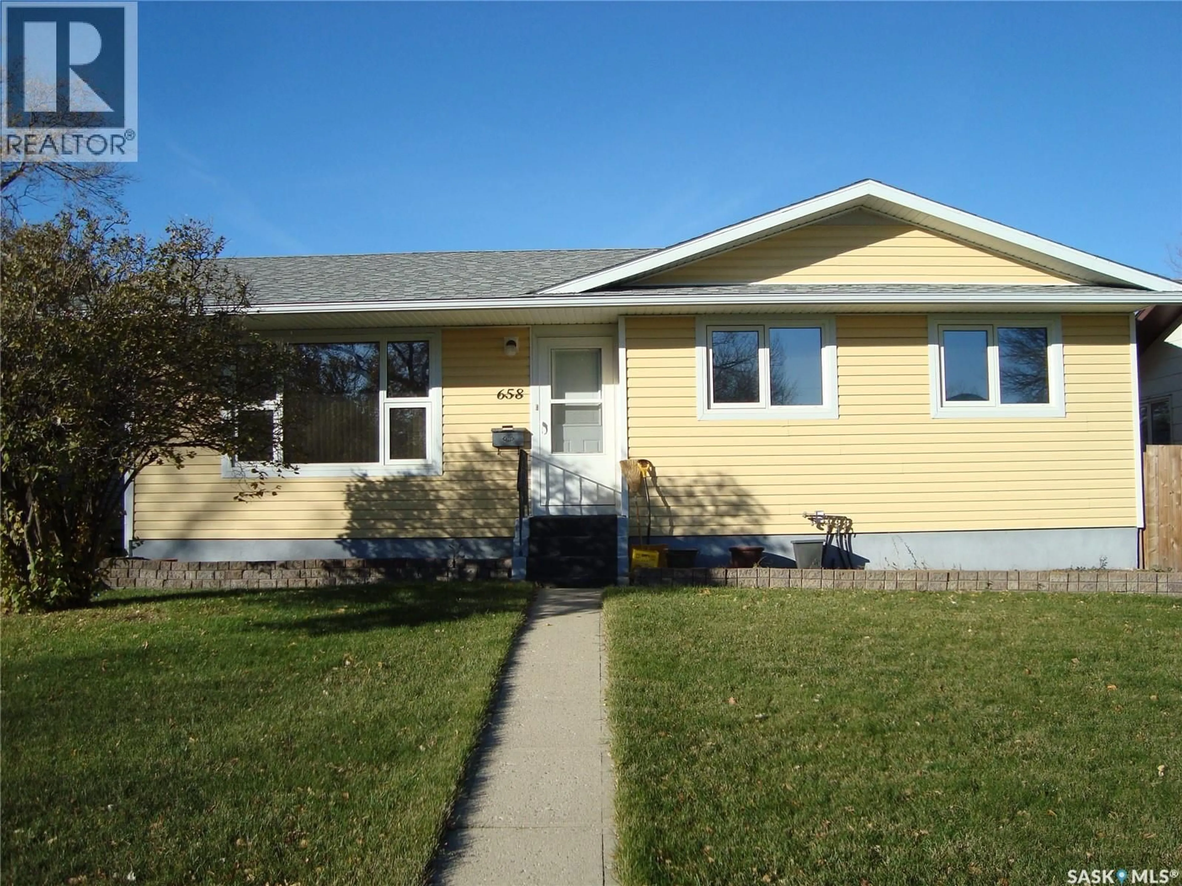 Home with vinyl exterior material, street for 658 1ST AVENUE, Swift Current Saskatchewan S9H2B9