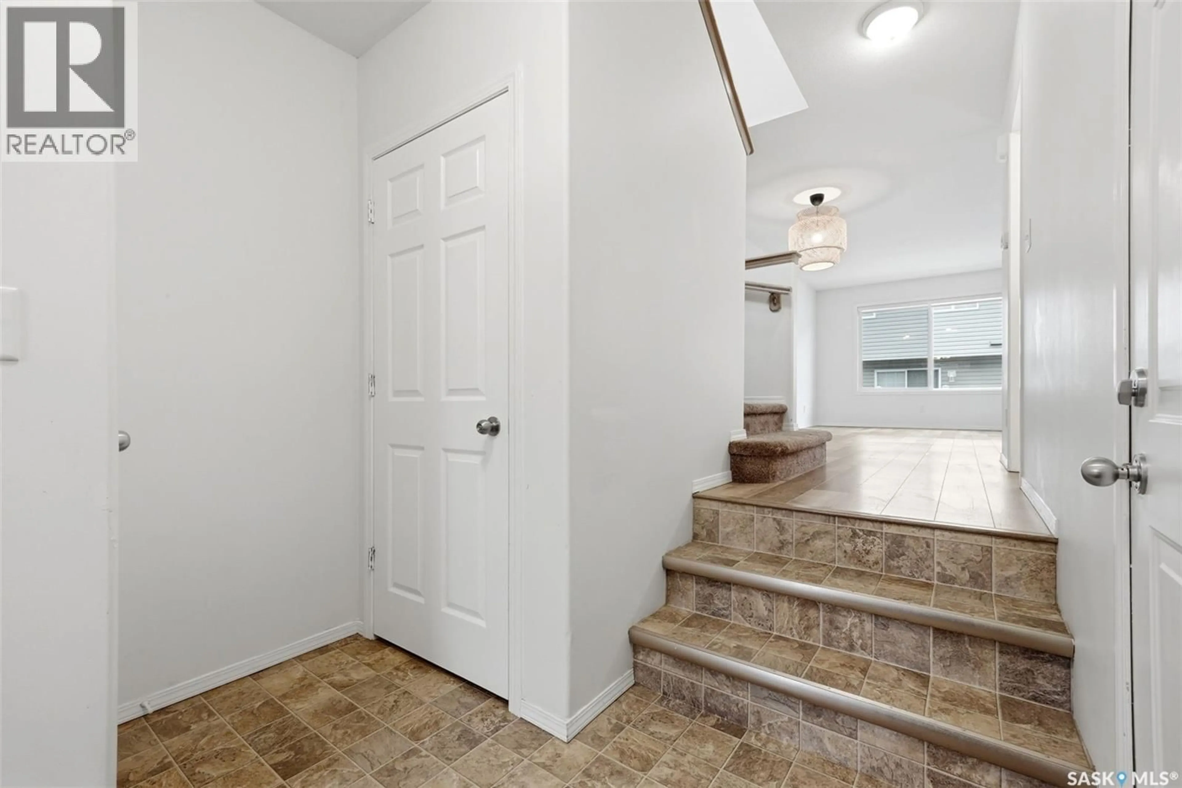 Indoor entryway for 2914 CRANBOURN CRESCENT, Regina Saskatchewan S4V3E4