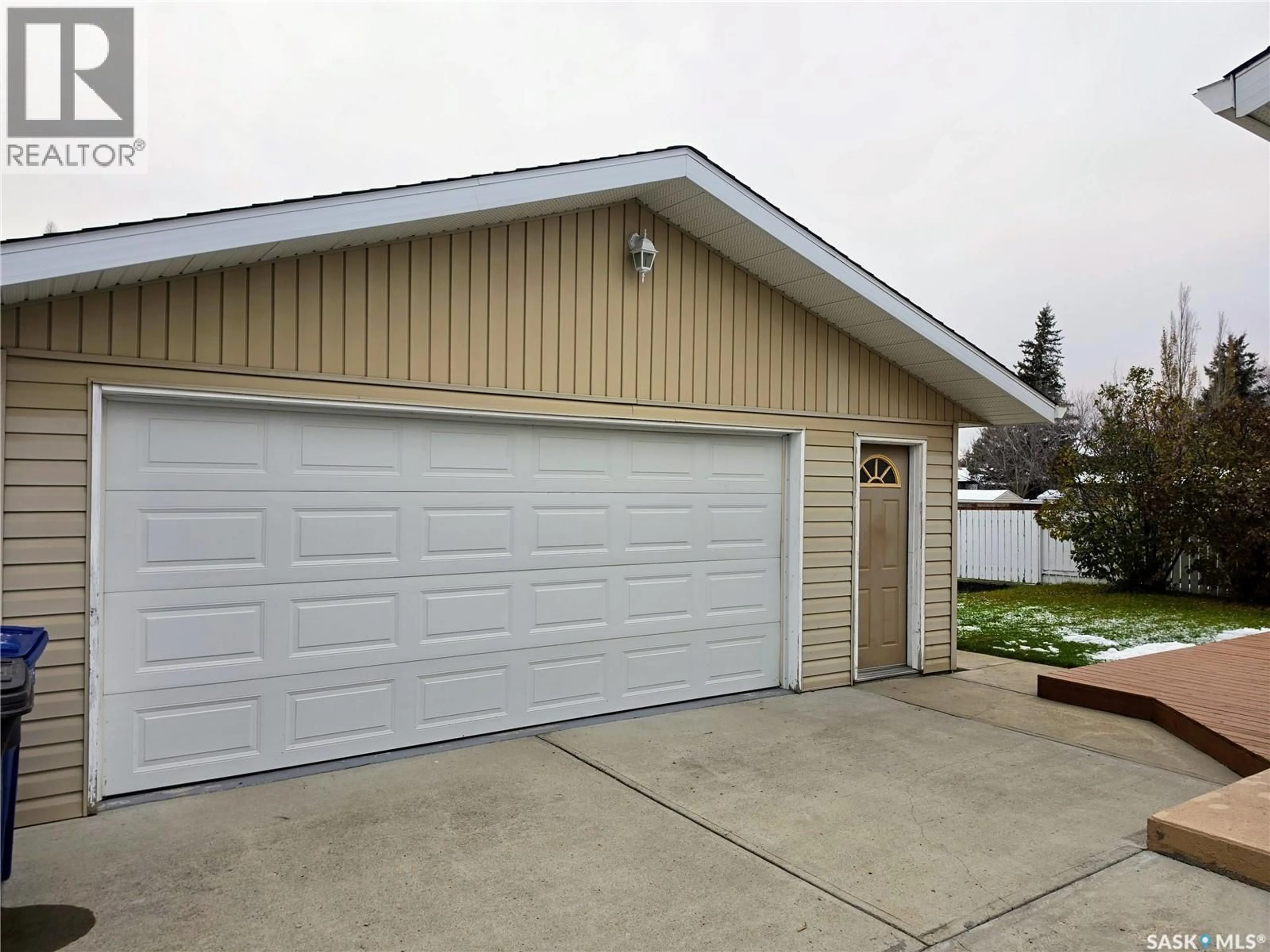 Indoor garage for 1005 14TH STREET, Humboldt Saskatchewan S0K2A0