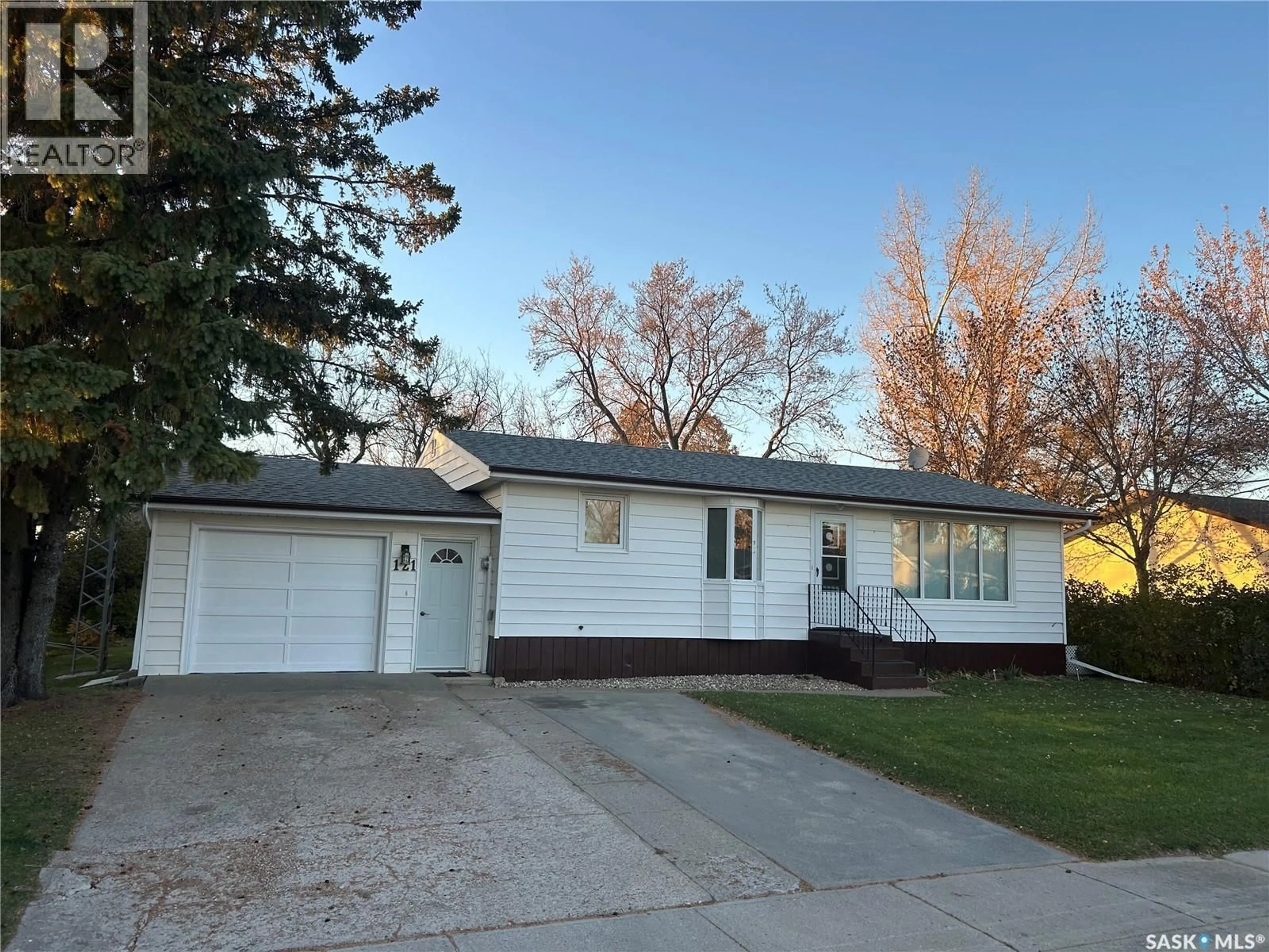 Home with vinyl exterior material, street for 121 MOIR DRIVE, Oxbow Saskatchewan S0C2B0