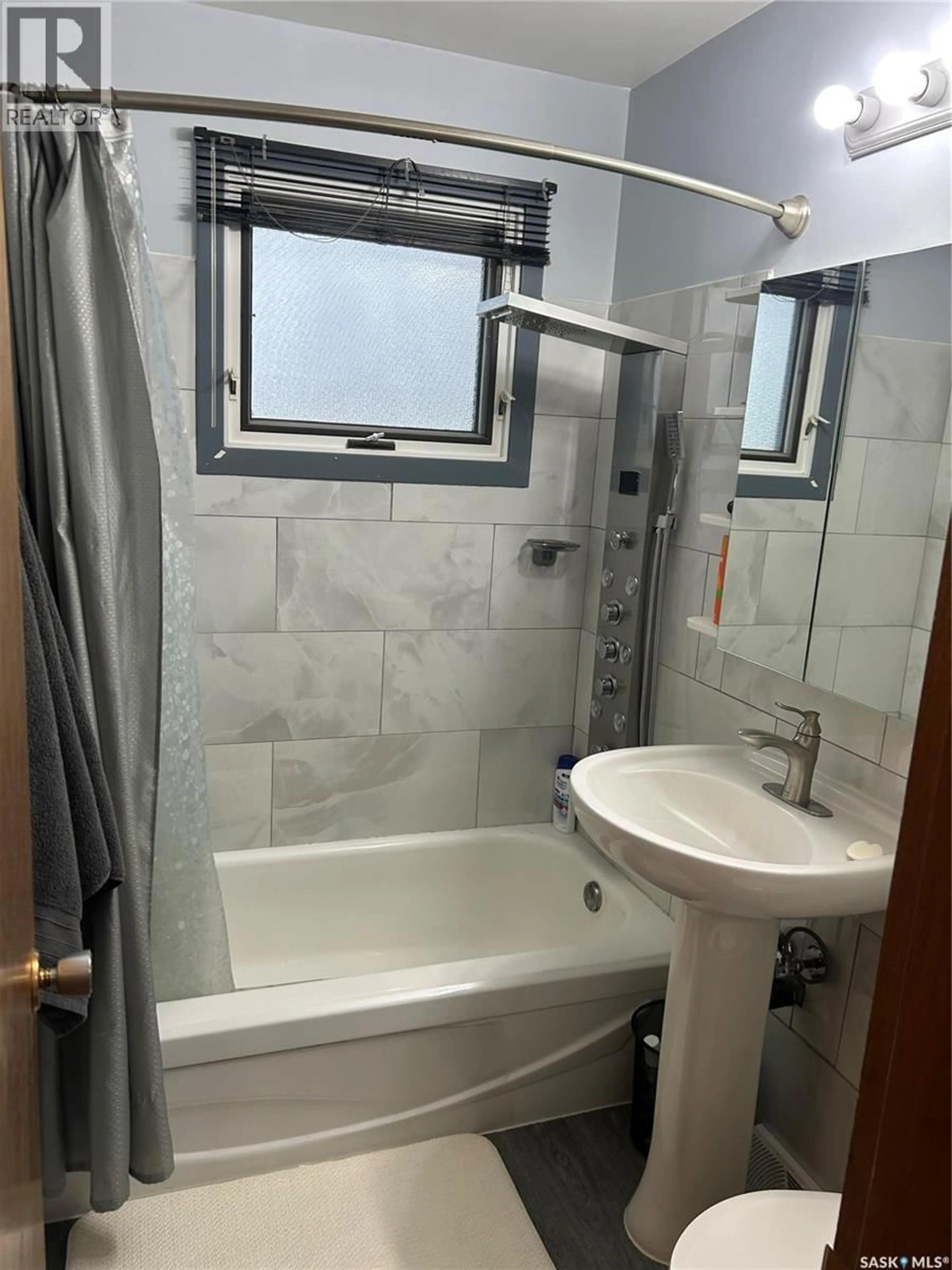 Standard bathroom, ceramic/tile floor for 121 MOIR DRIVE, Oxbow Saskatchewan S0C2B0