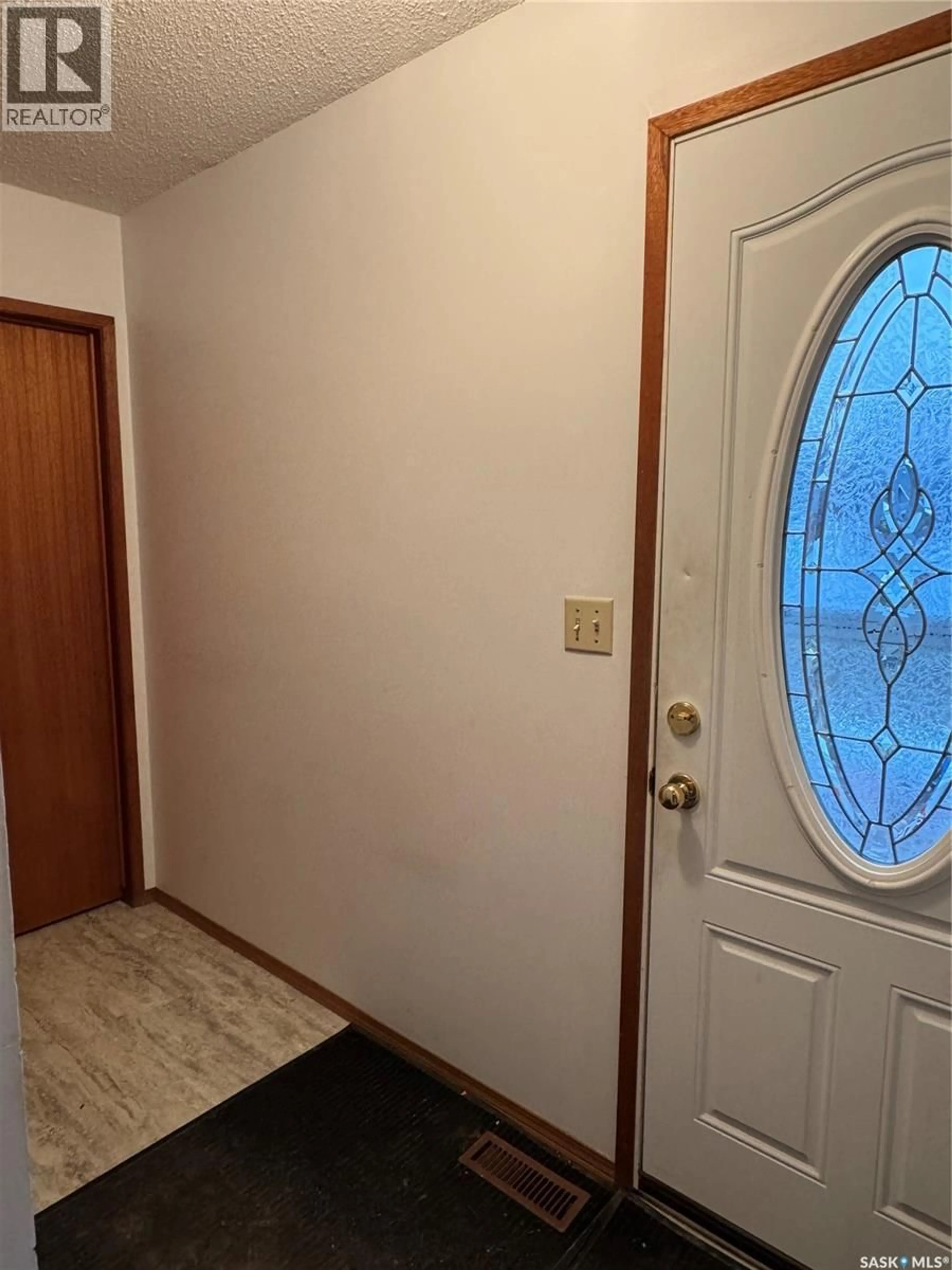 Indoor entryway for 230 HARVEY BAY, Weyburn Saskatchewan S4H2S7