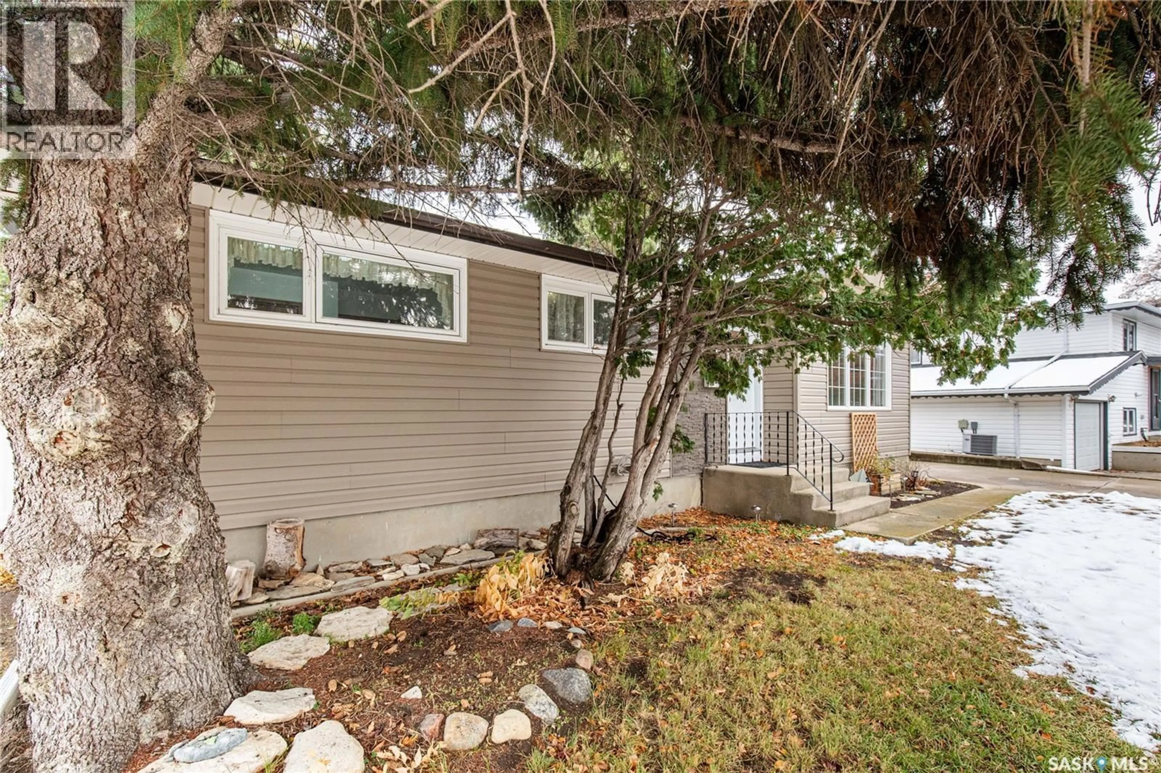 Home with vinyl exterior material, street for 1311 KING CRESCENT, Moose Jaw Saskatchewan S6H3G3