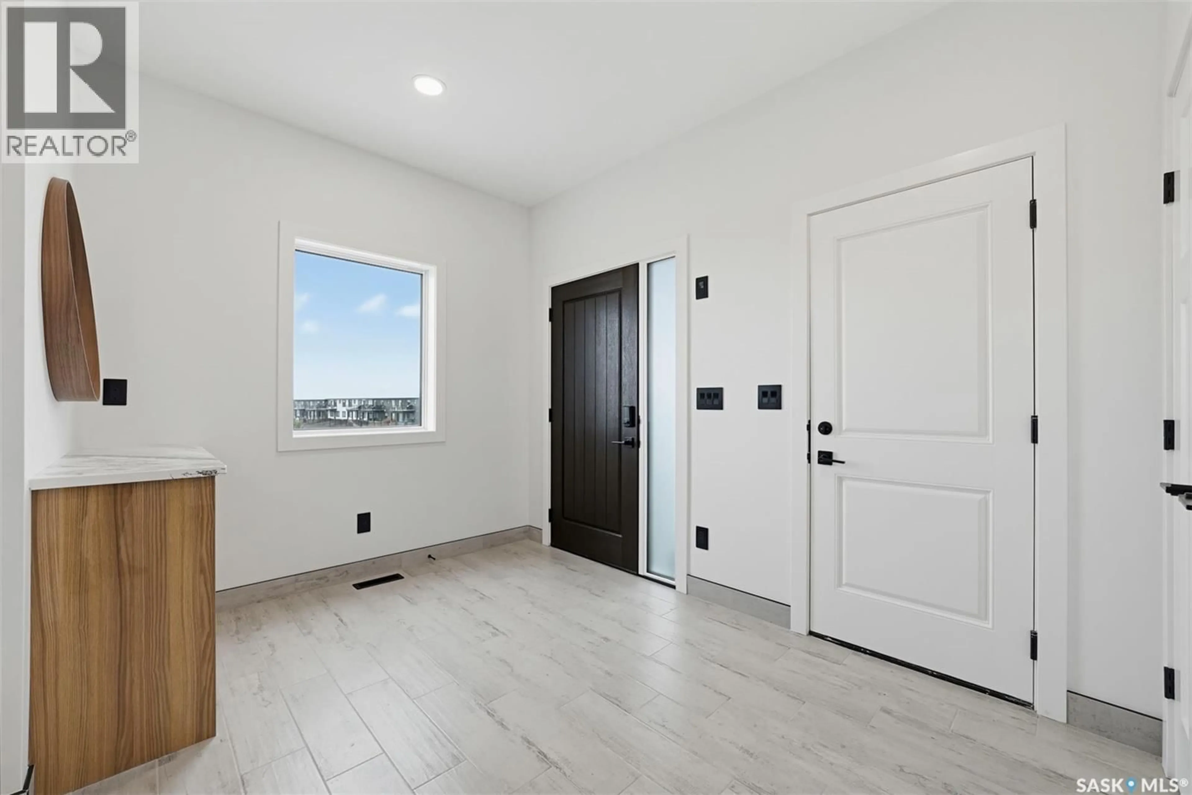 Indoor entryway for 103 NAZARALI WAY, Saskatoon Saskatchewan S7V1X8