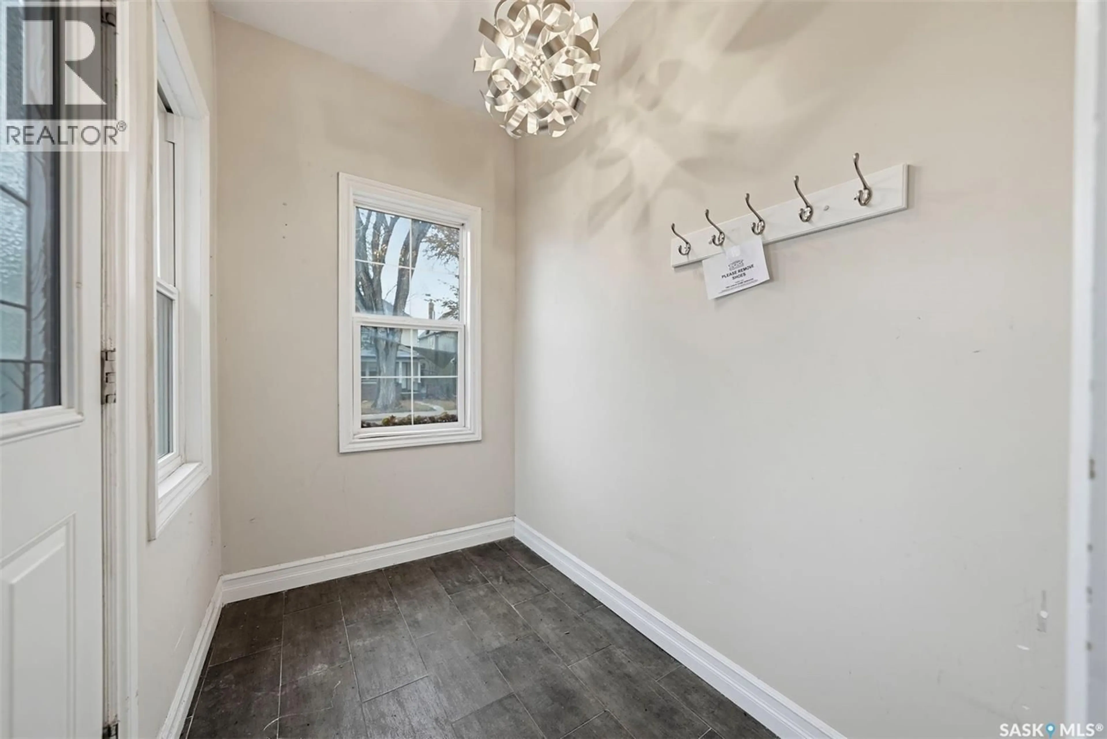 Indoor entryway for 704 4TH AVENUE, Saskatoon Saskatchewan S7K2N1