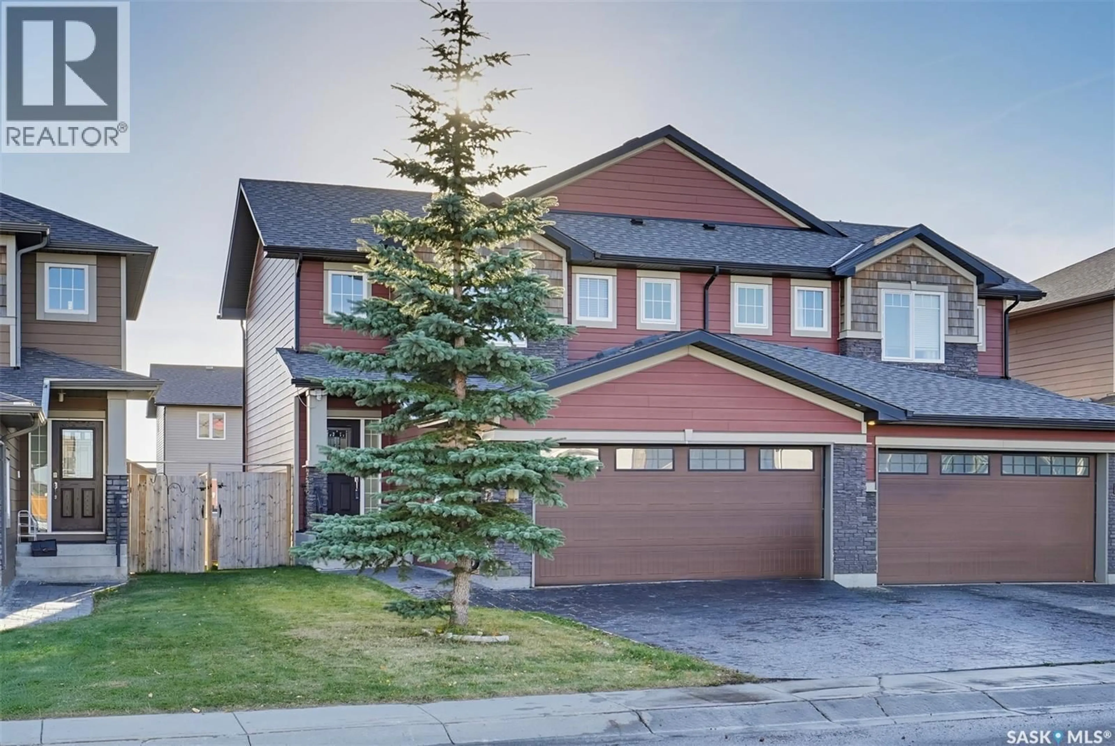A pic from outside/outdoor area/front of a property/back of a property/a pic from drone, street for 523 EAST HAMPTON BOULEVARD, Saskatoon Saskatchewan S7R0B1