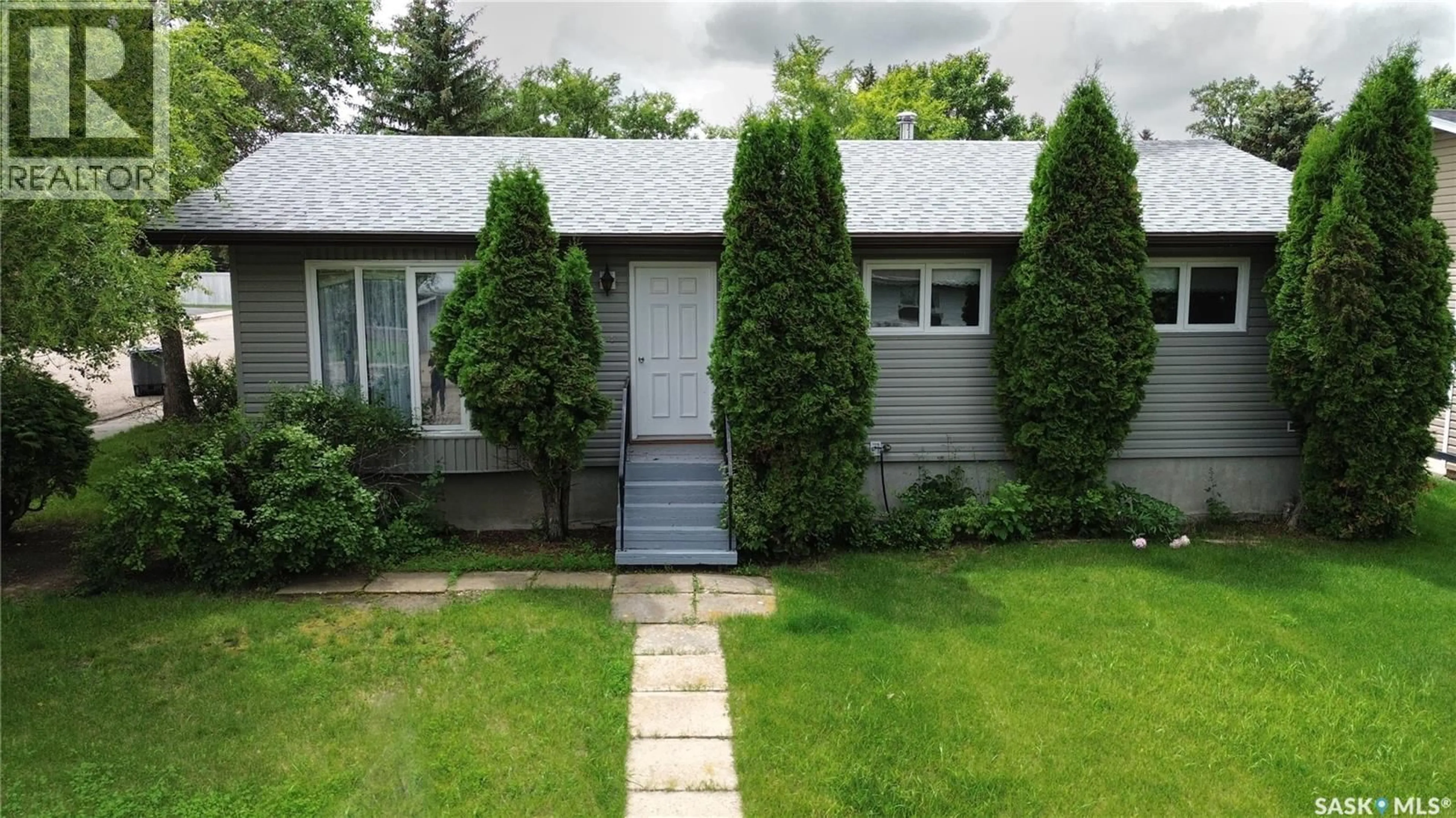 Home with vinyl exterior material, street for 1008 PARKLANE DRIVE, Assiniboia Saskatchewan S0H0B0