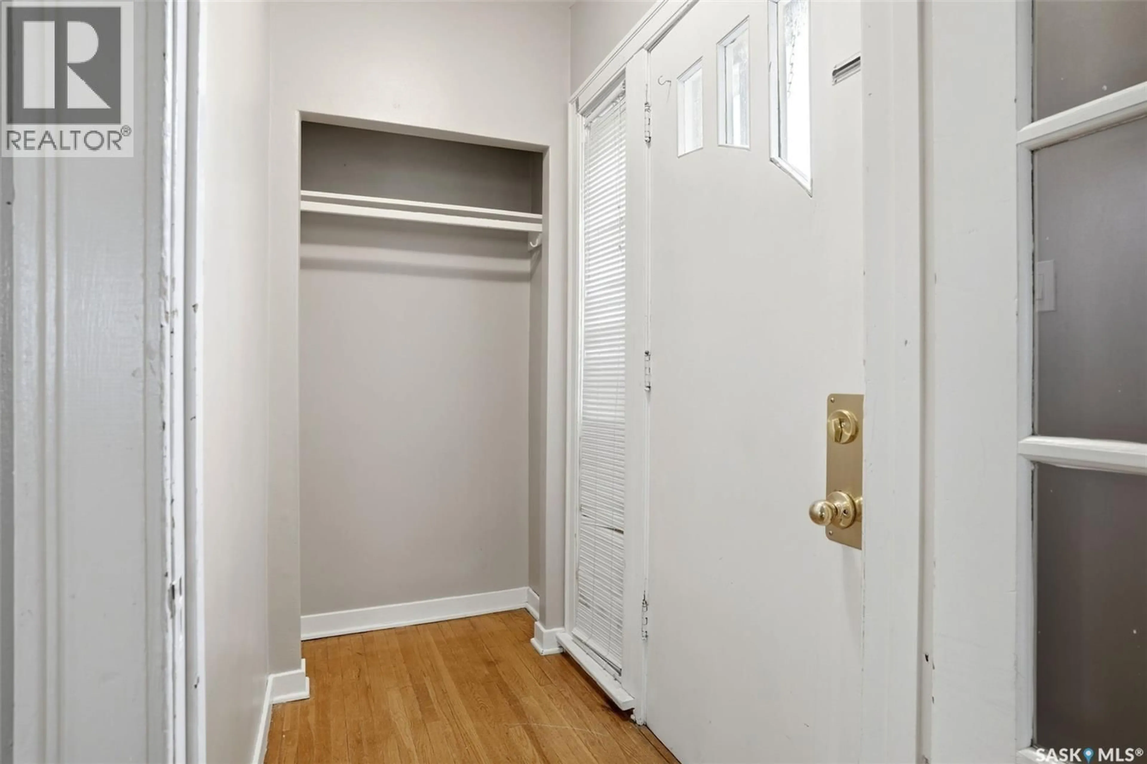 Indoor entryway for 2059 PASQUA STREET, Regina Saskatchewan S4T4M1