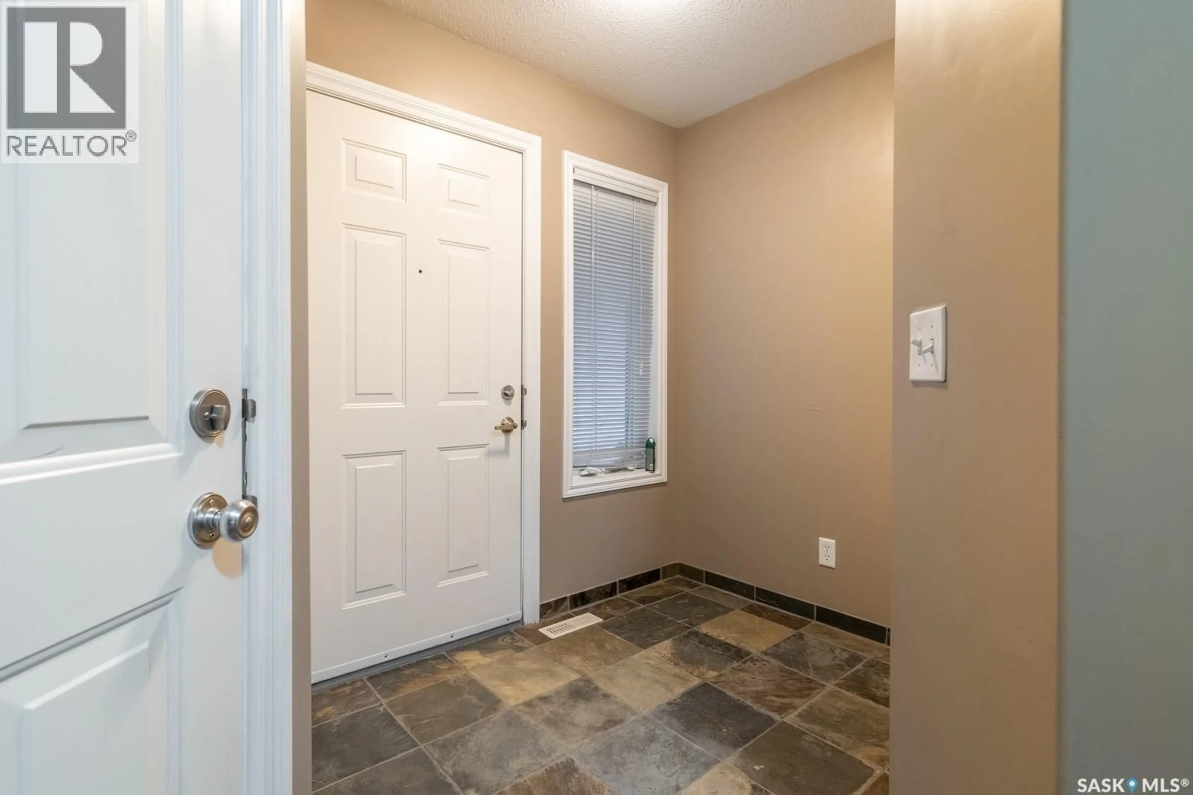 Indoor entryway for 39 2400 TELL PLACE, Regina Saskatchewan S4V3E3