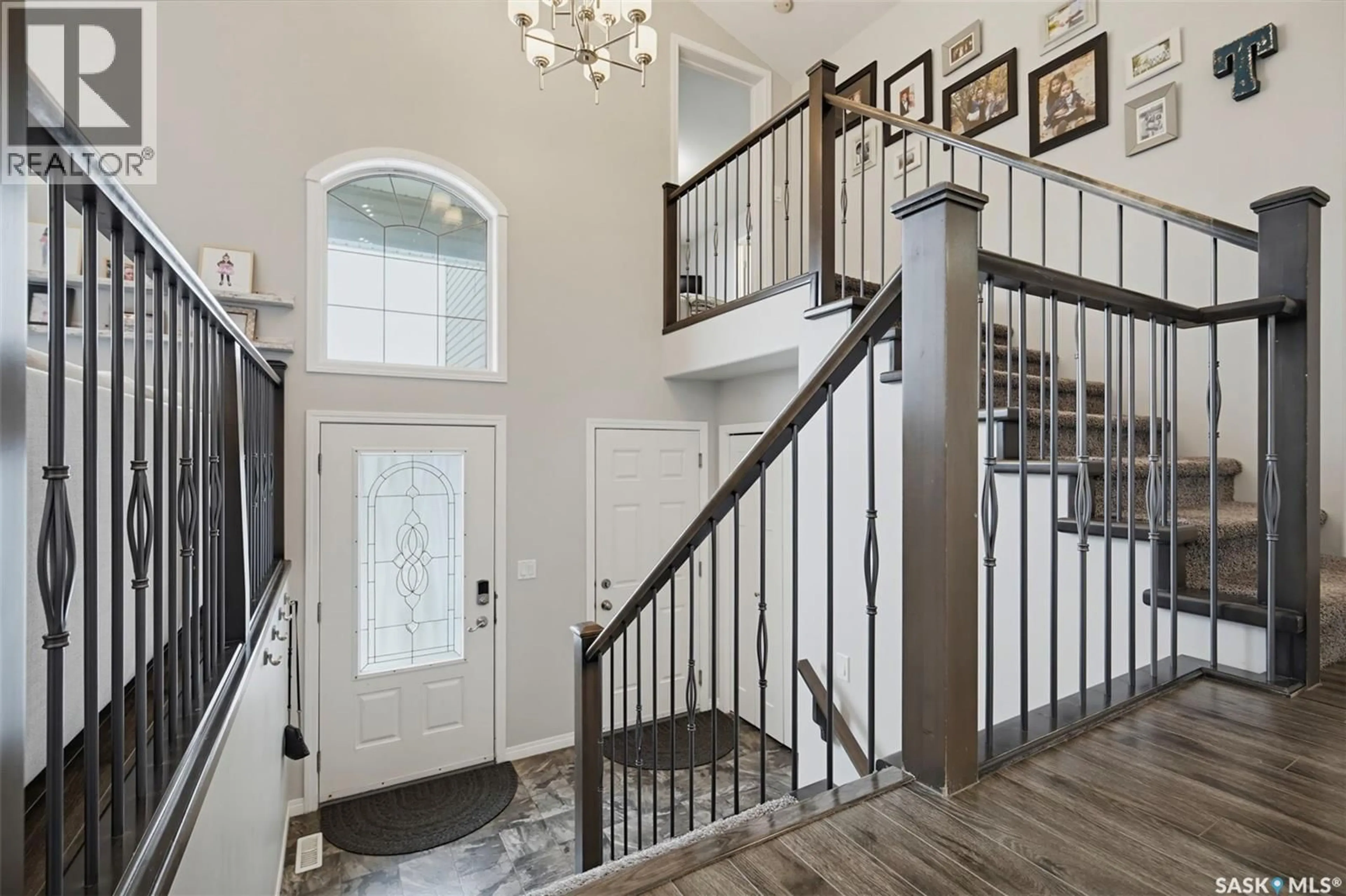 Indoor entryway for 754 HARGREAVES CRESCENT, Saskatoon Saskatchewan S7R0H2