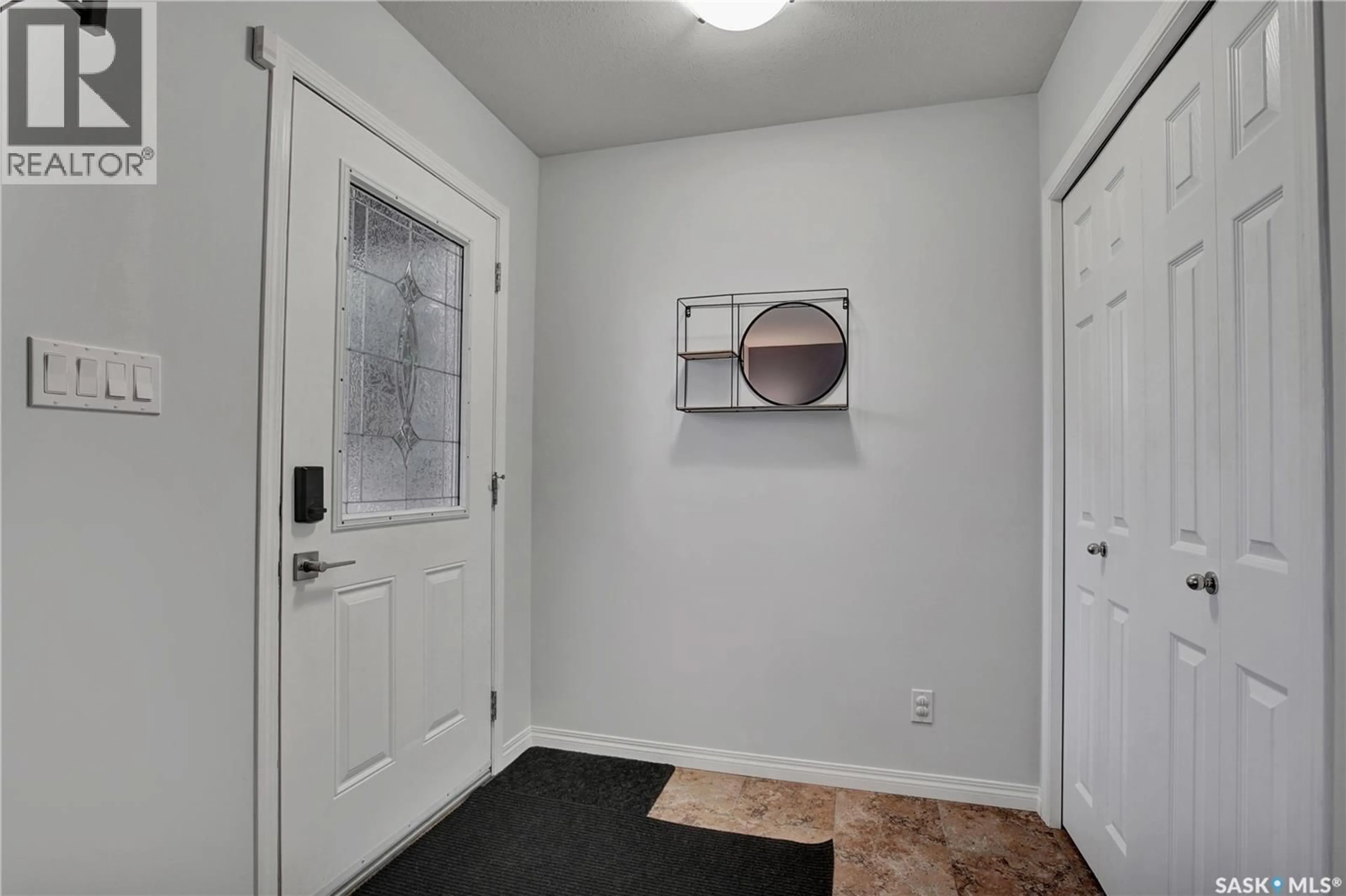 Indoor entryway for 336 W AVENUE, Saskatoon Saskatchewan S7M3G5