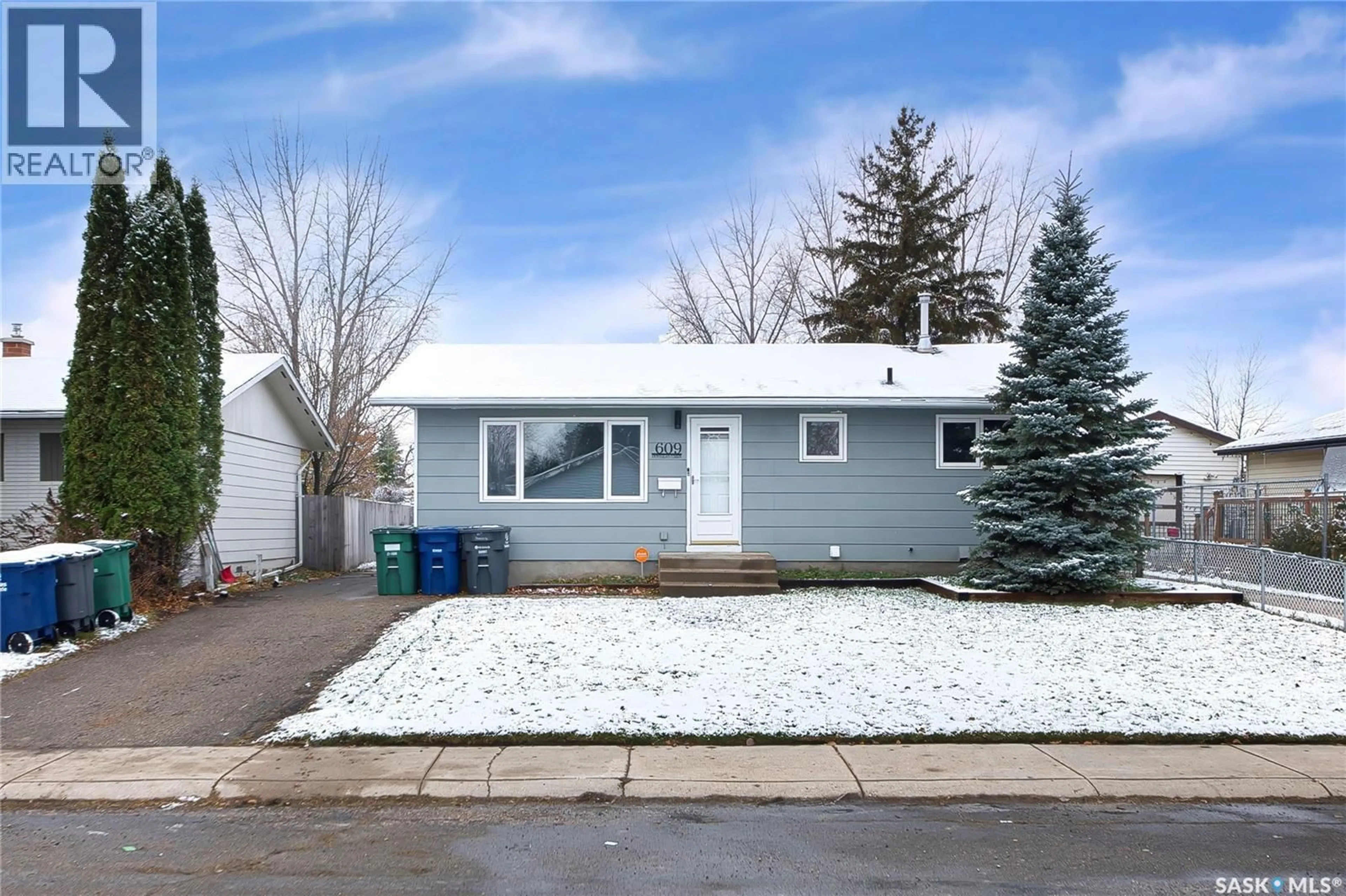 Home with vinyl exterior material, street for 609 DOUGLAS CRESCENT, Saskatoon Saskatchewan S7L4T8