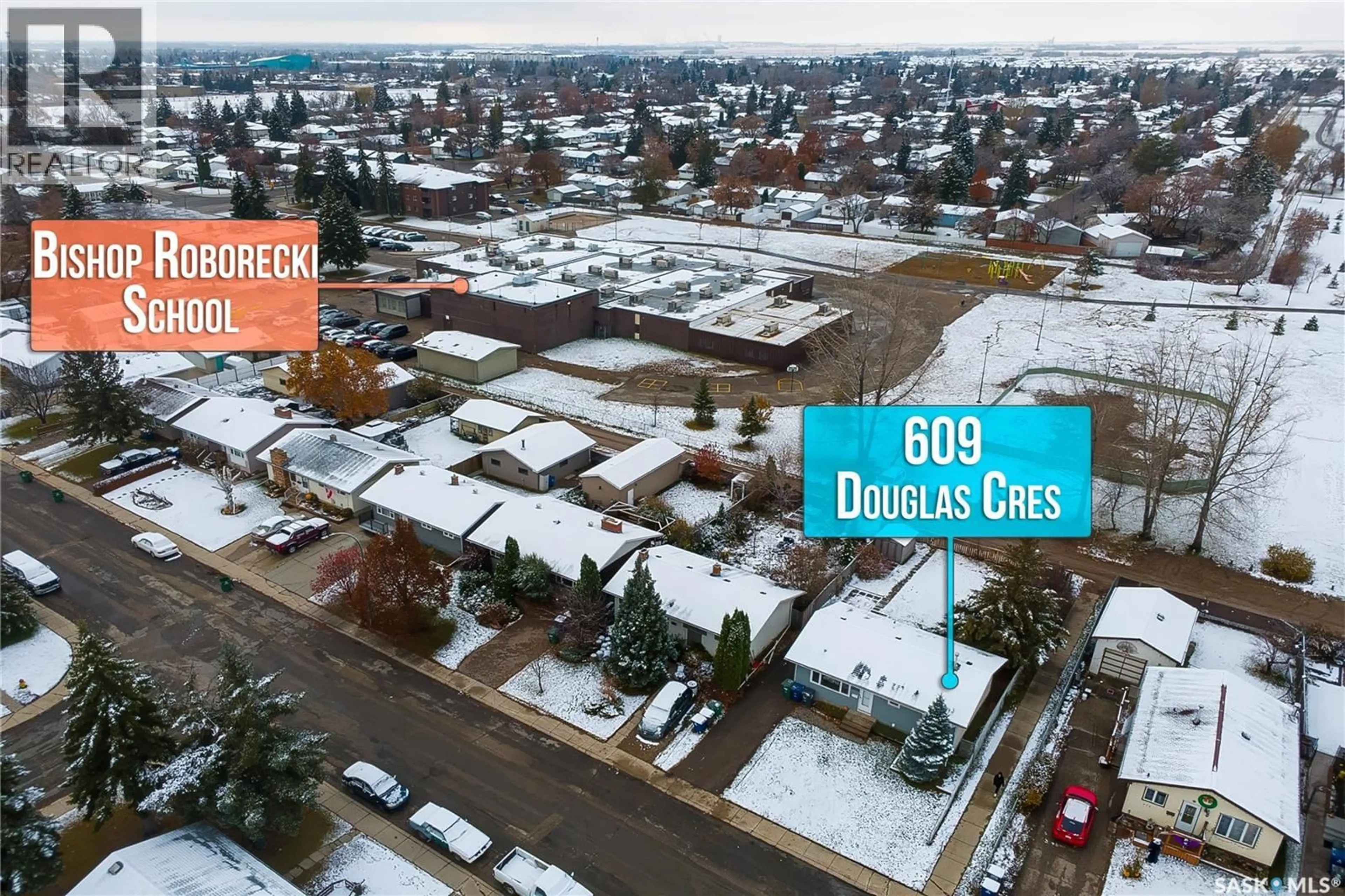 A pic from outside/outdoor area/front of a property/back of a property/a pic from drone, street for 609 DOUGLAS CRESCENT, Saskatoon Saskatchewan S7L4T8