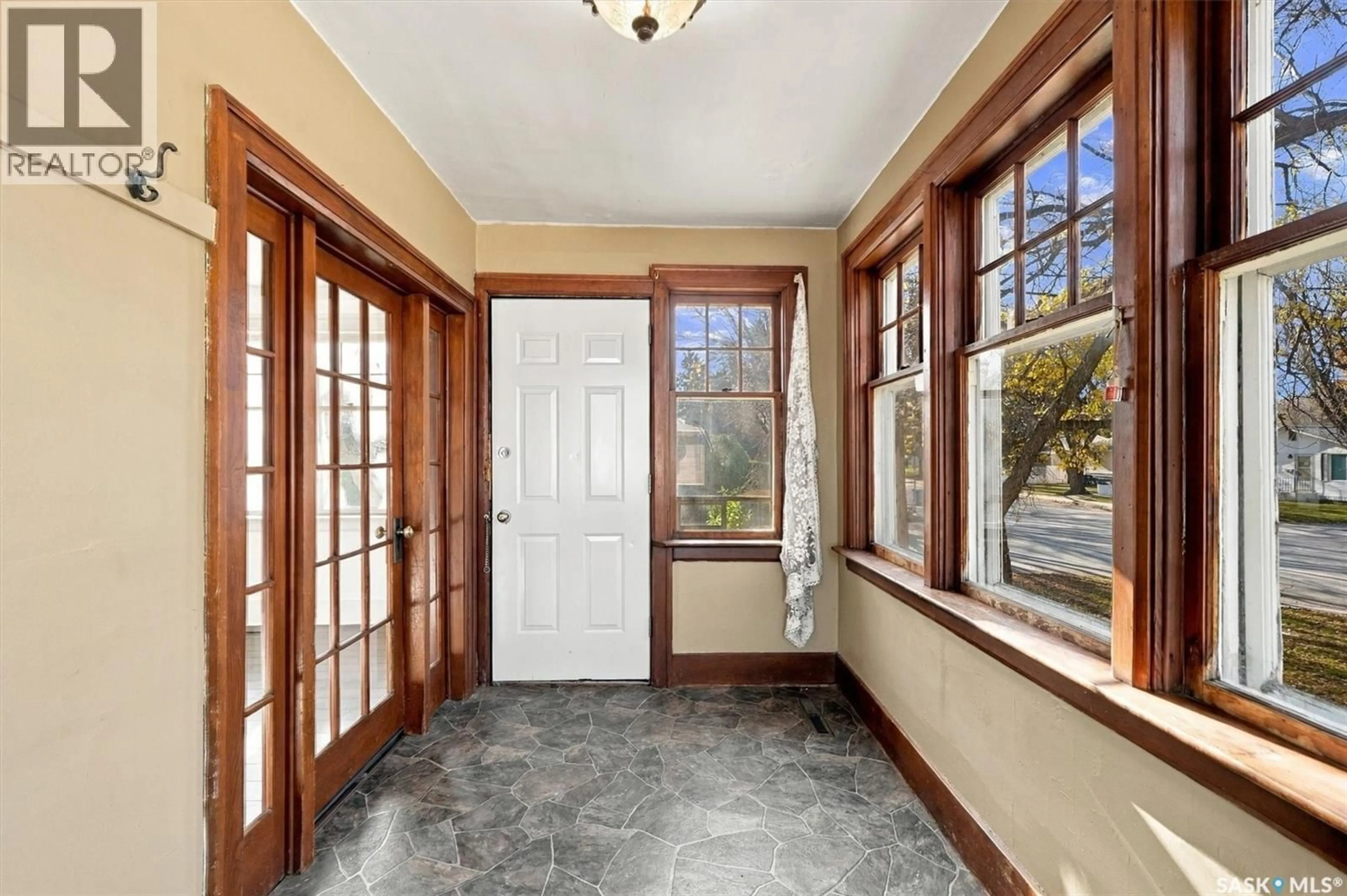 Indoor entryway for 1702 E AVENUE N, Saskatoon Saskatchewan S7L1V4