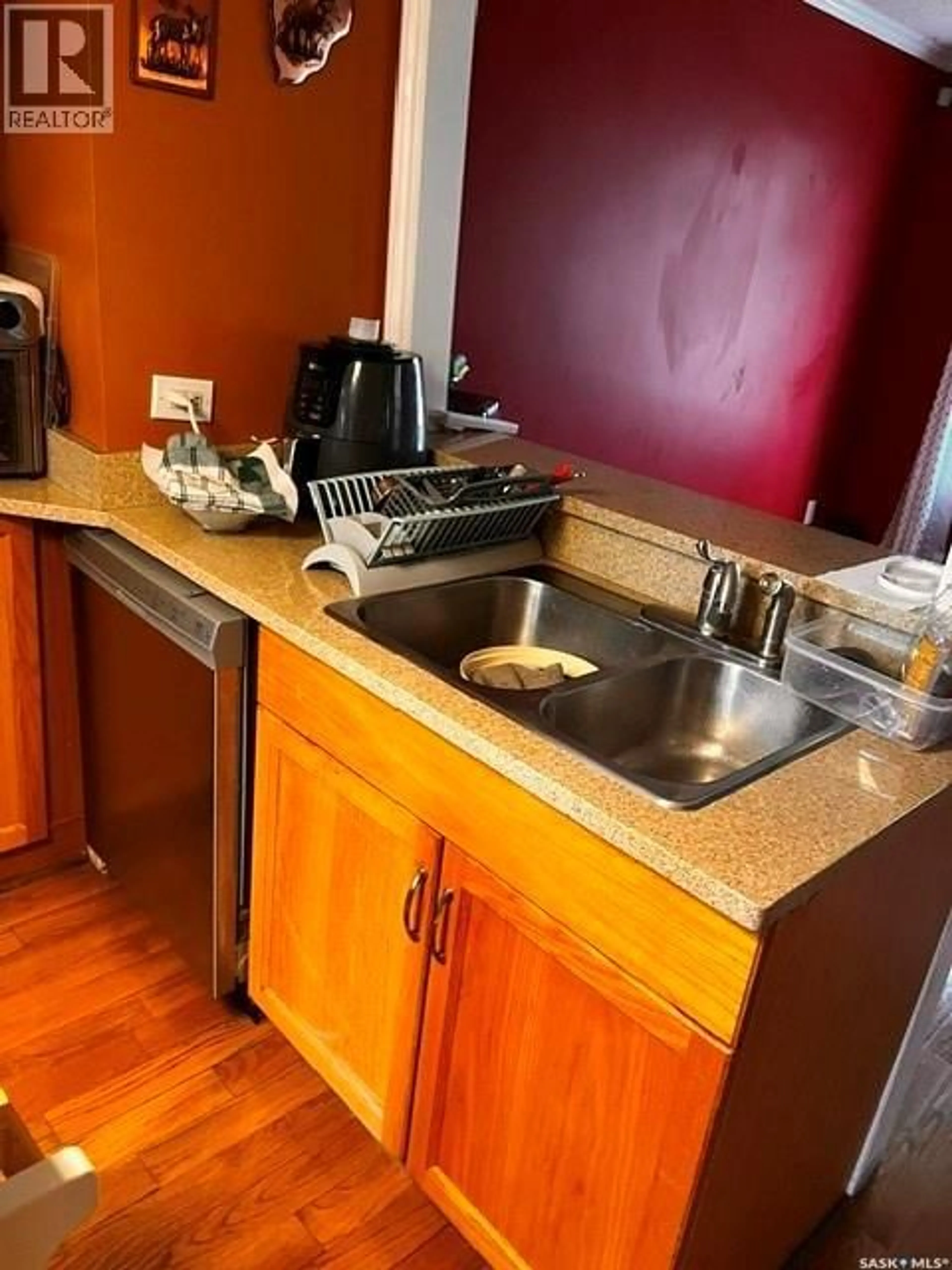 Standard kitchen, unknown for 505 I AVENUE, Saskatoon Saskatchewan S7M1Y6
