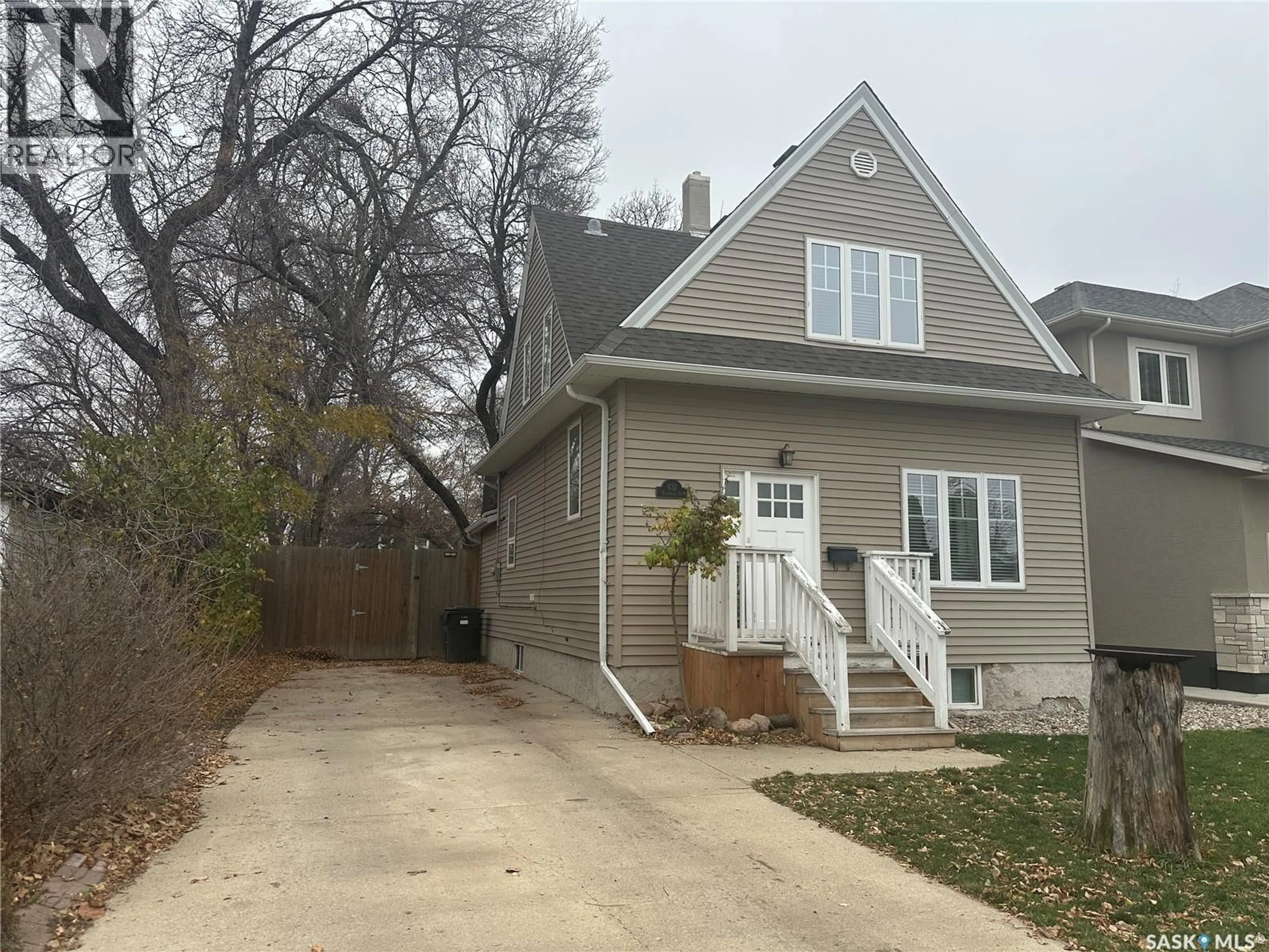 Home with vinyl exterior material, street for 432 QU'APPELLE STREET, Weyburn Saskatchewan S4H0R4