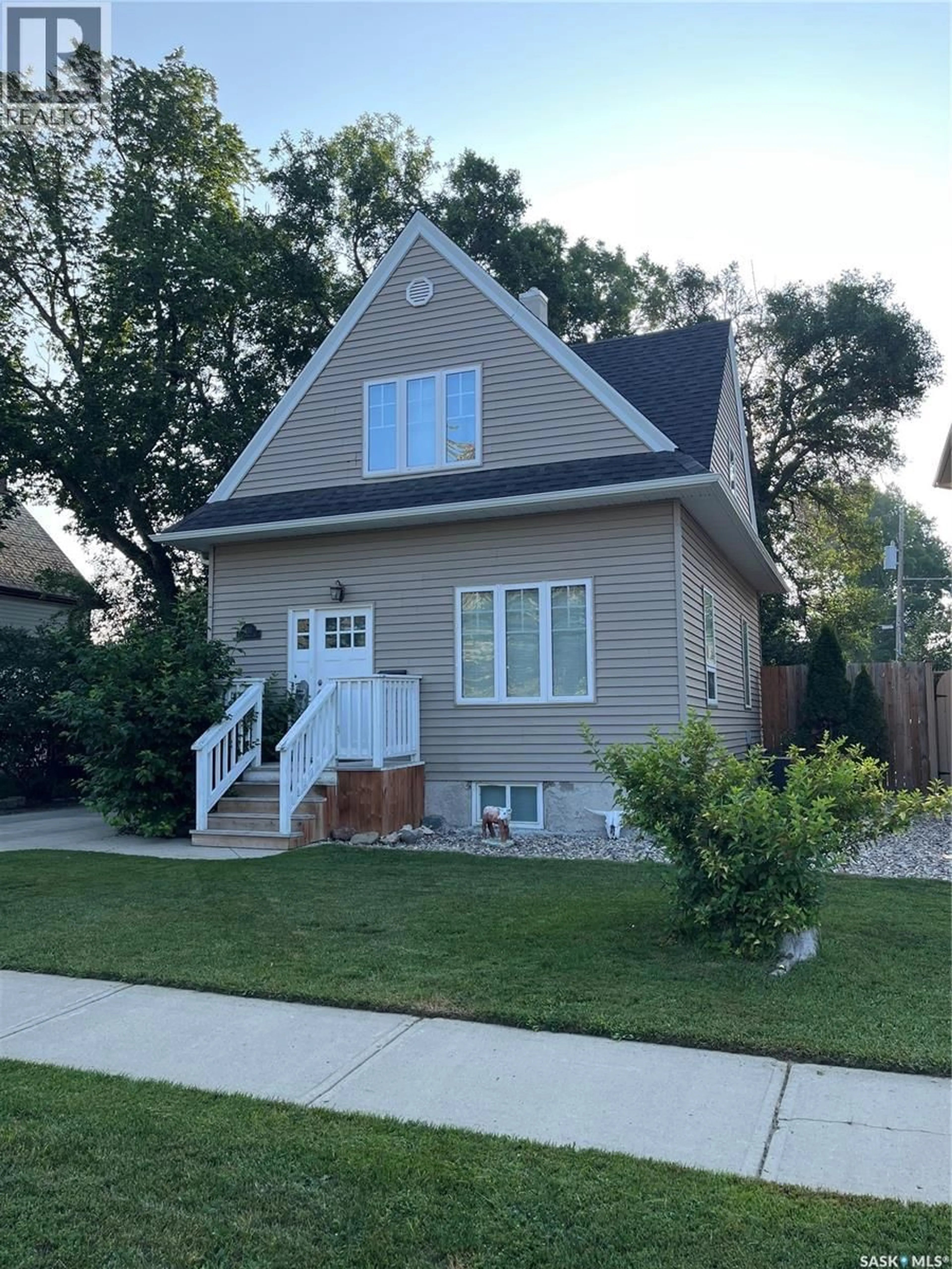 Home with vinyl exterior material, street for 432 QU'APPELLE STREET, Weyburn Saskatchewan S4H0R4
