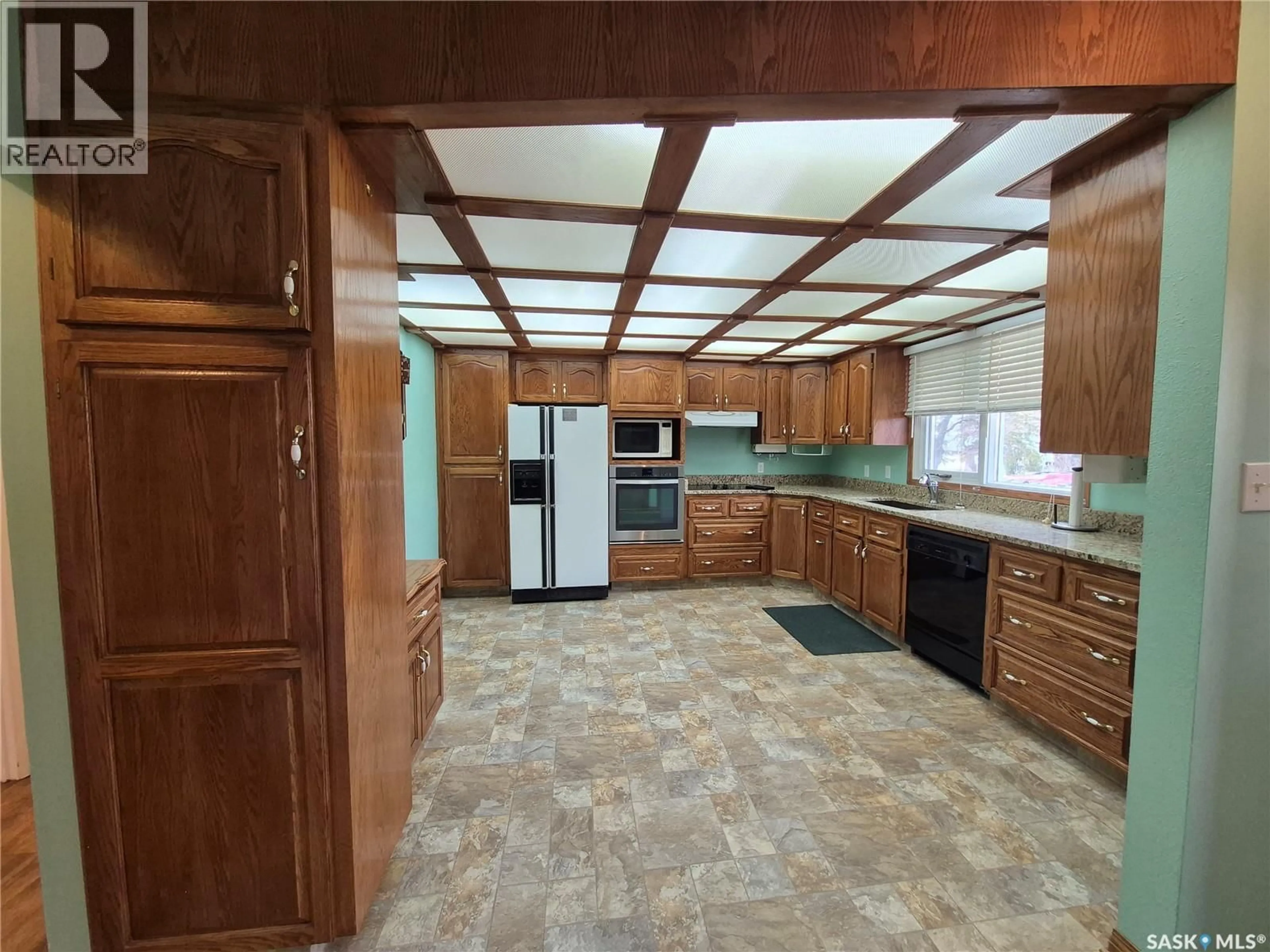 Open concept kitchen, ceramic/tile floor for 309 13TH AVENUE, Swift Current Saskatchewan S9H2V9