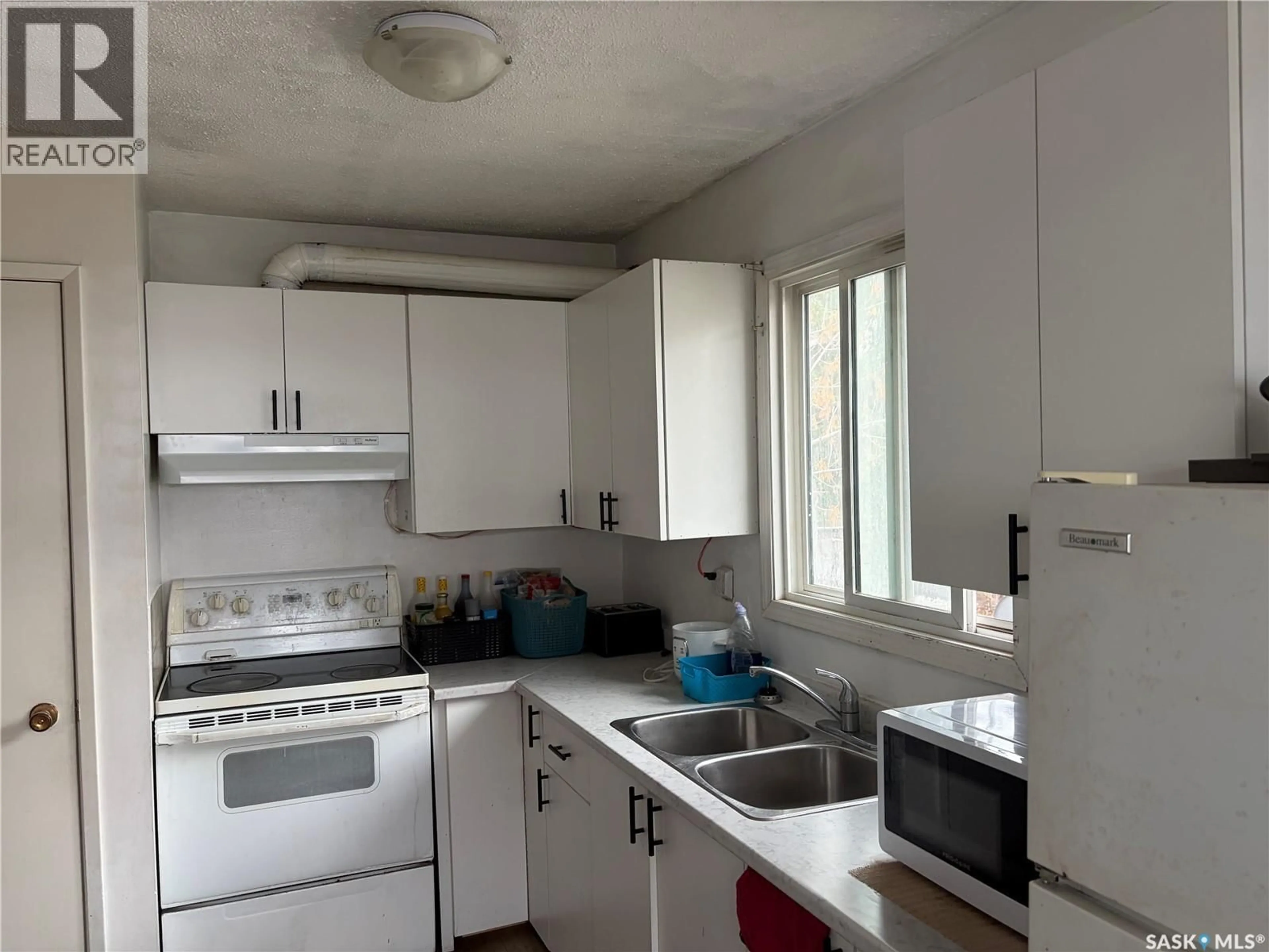 Standard kitchen, unknown for 3751 - 3753 FAIRLIGHT DRIVE, Saskatoon Saskatchewan S7M4K1