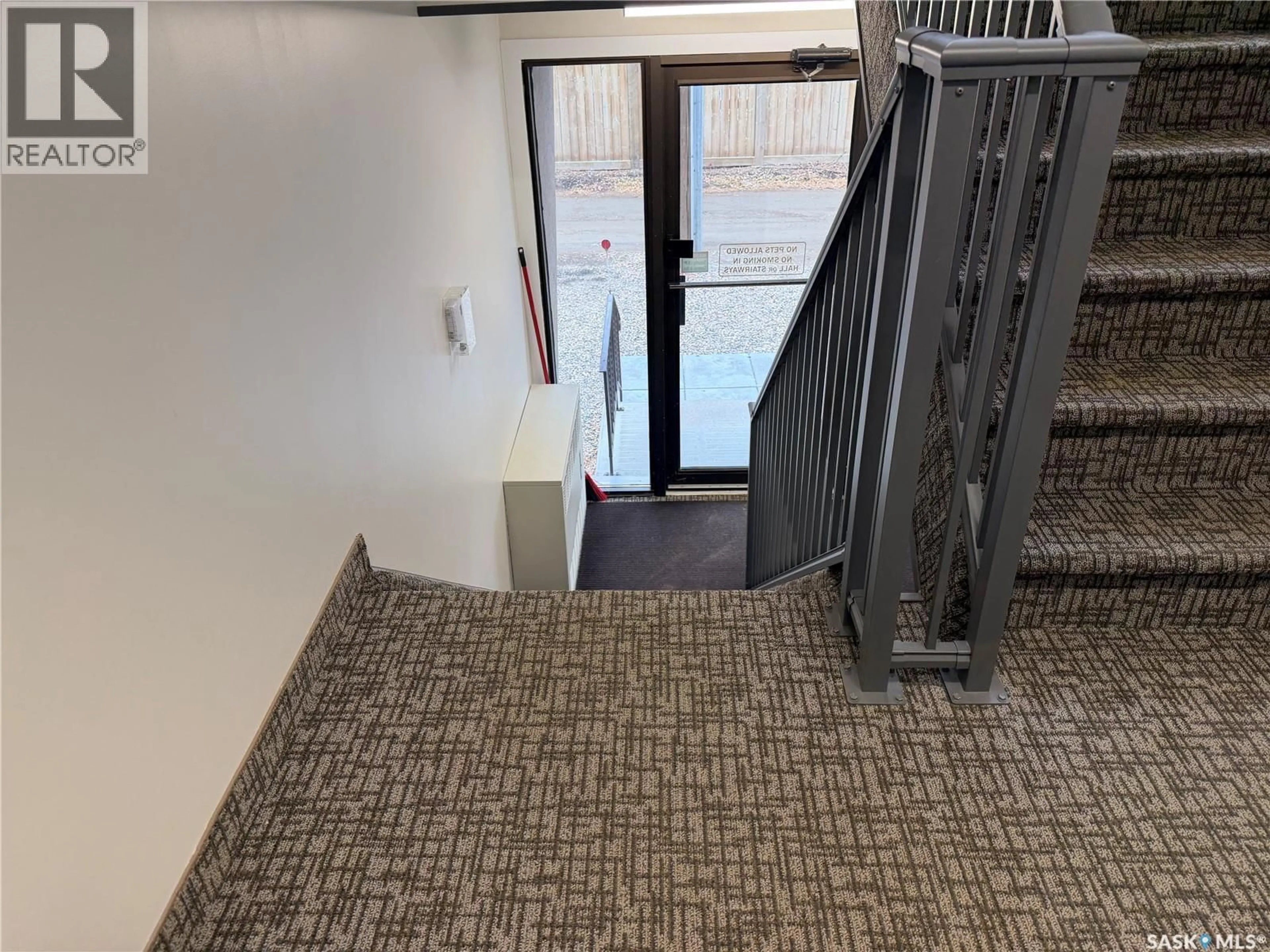 Indoor foyer for 206 - 607 10TH STREET, Humboldt Saskatchewan S0K2A0