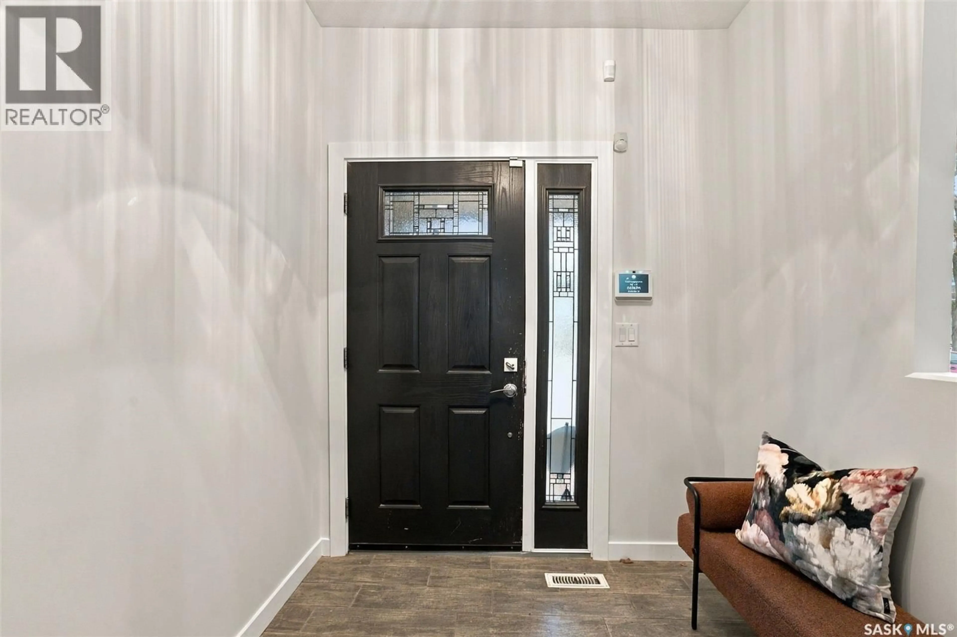 Indoor entryway for 727 6TH AVENUE, Saskatoon Saskatchewan S7K2S8