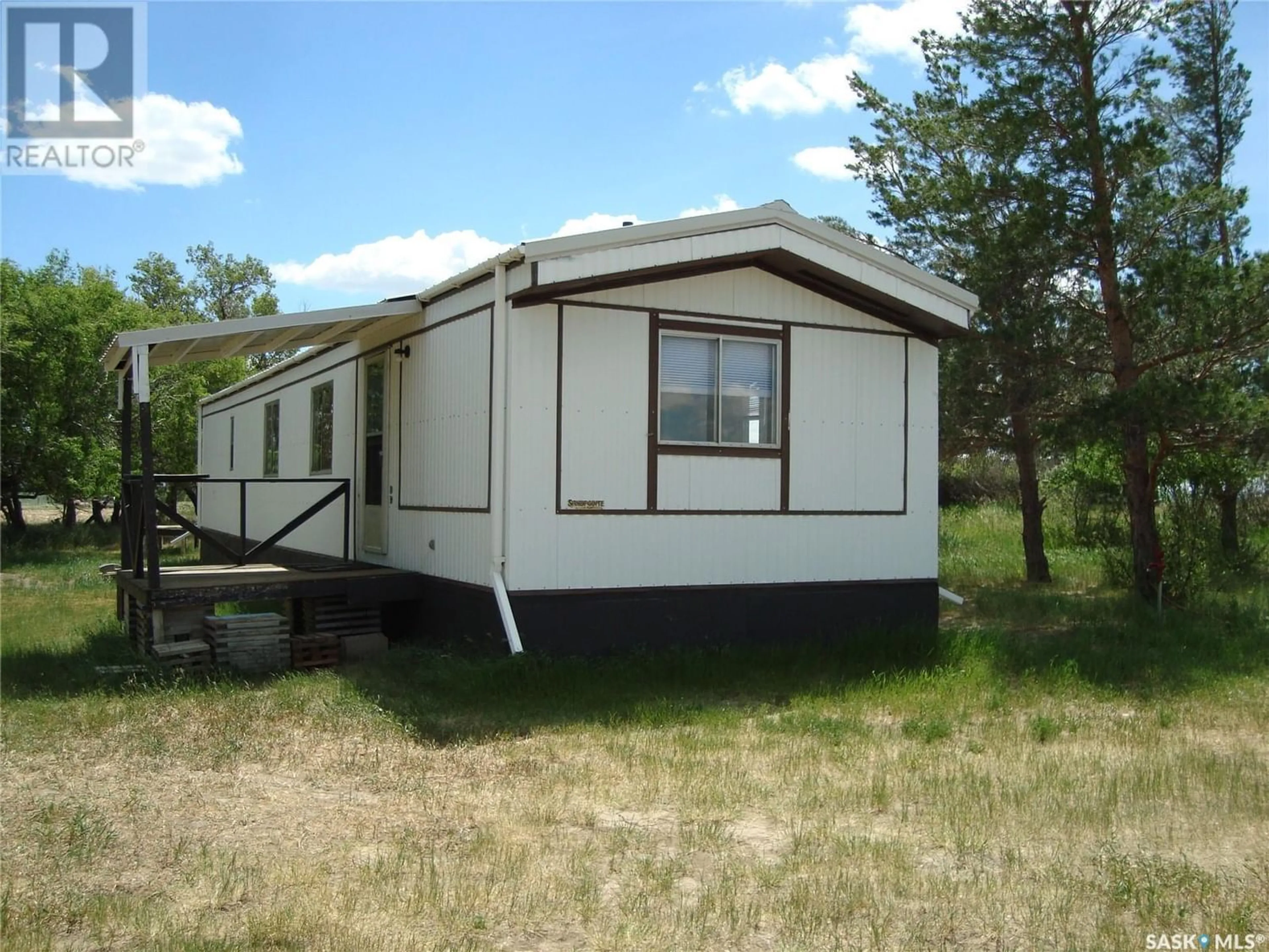 Home with vinyl exterior material for 107 2nd AVENUE S, Climax Saskatchewan S0N0N0