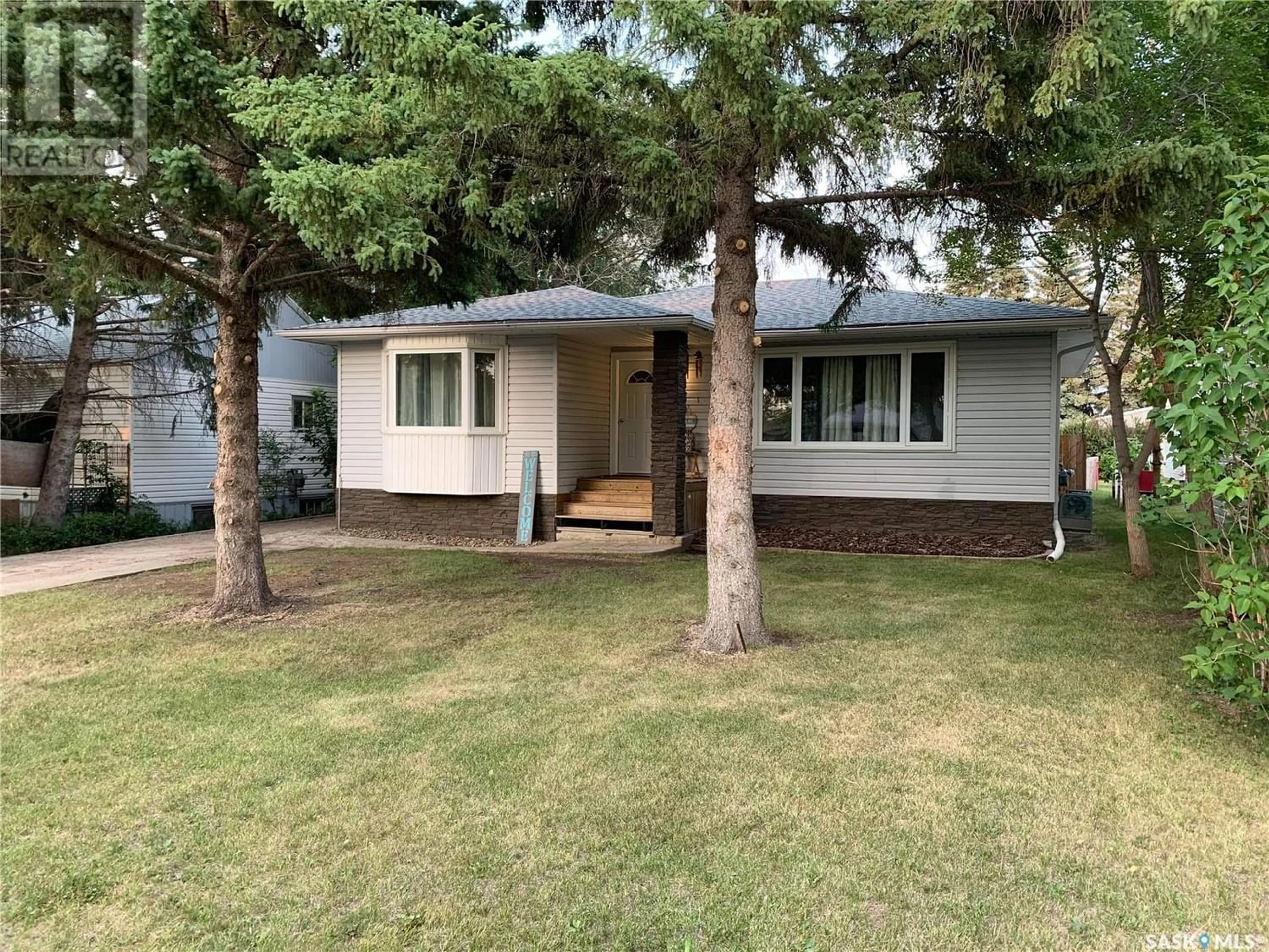 Frontside or backside of a home for 913 Pacific STREET, Grenfell Saskatchewan S0G2B0