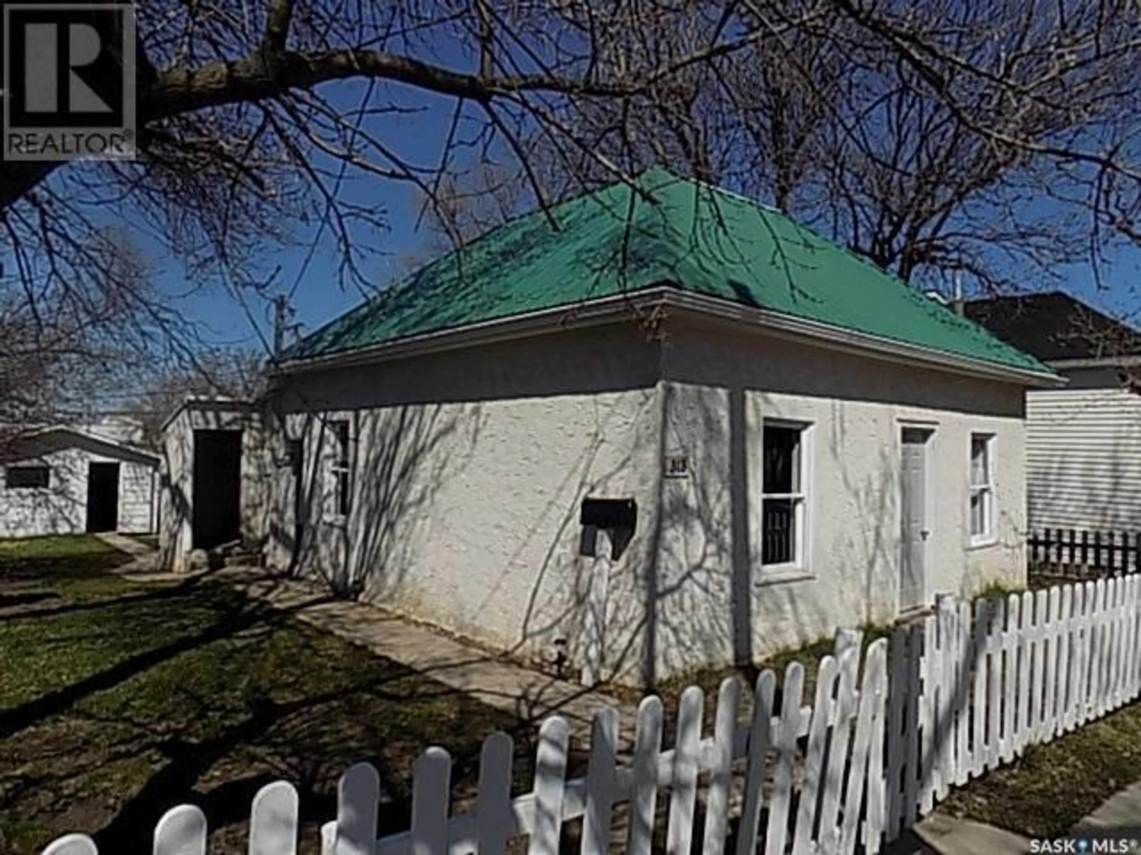 Cottage for 313 2nd AVENUE S, Weyburn Saskatchewan S4H1W9