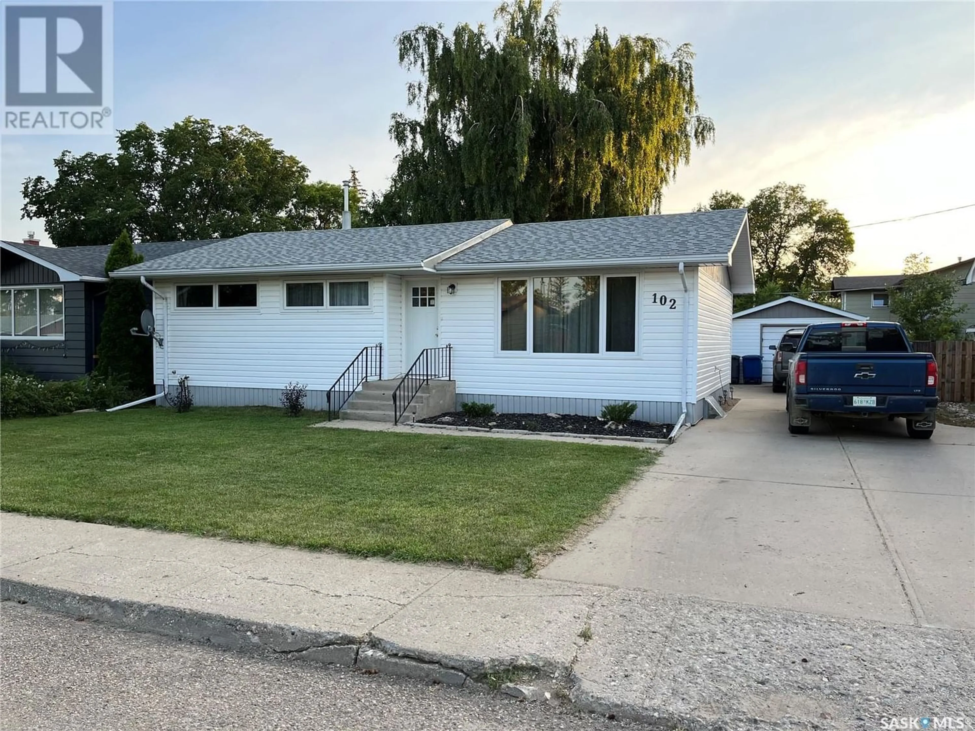Frontside or backside of a home for 102 Empire PLACE, Assiniboia Saskatchewan S0H0B0