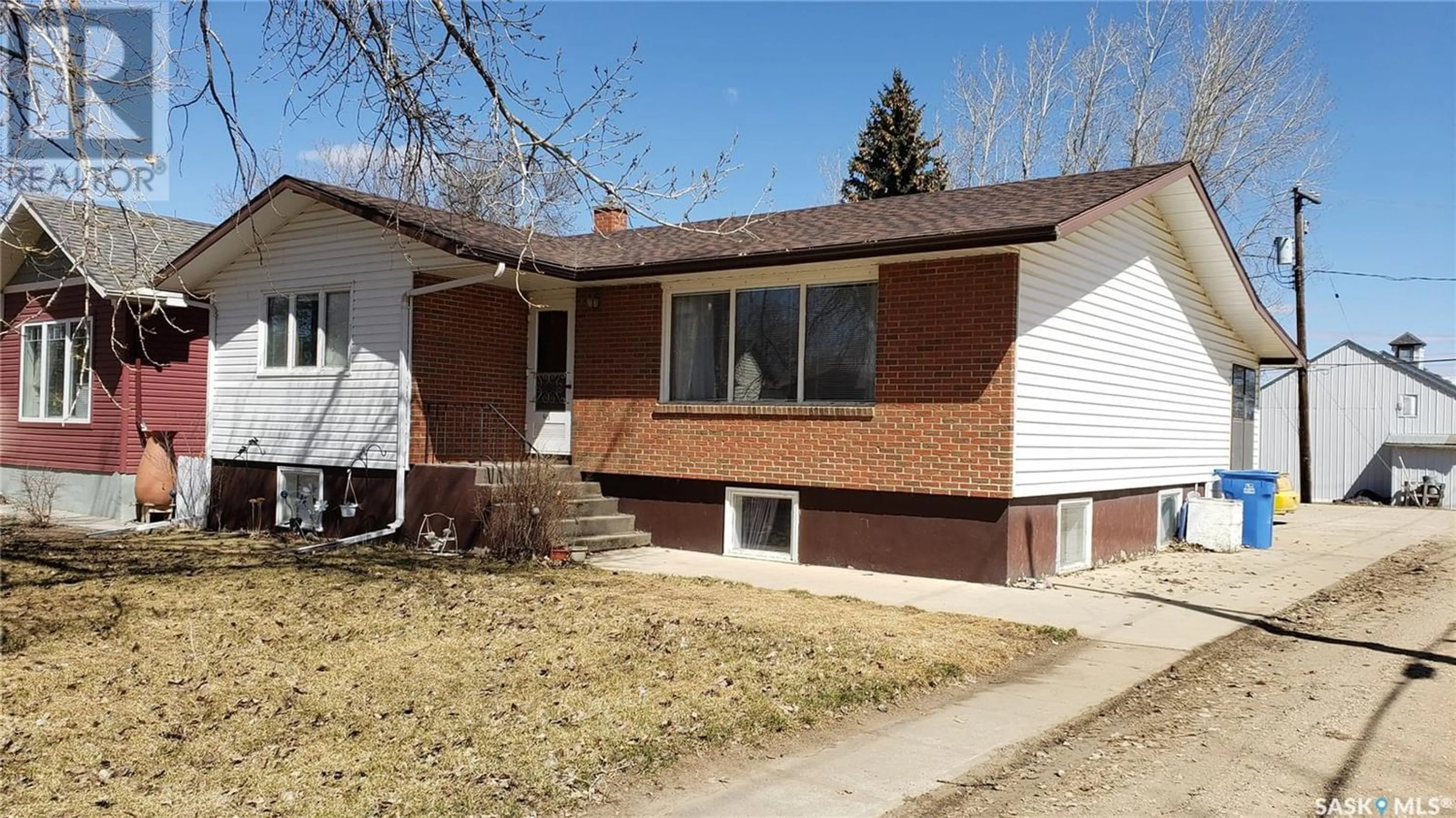 Frontside or backside of a home for 613 Mann AVENUE, Radville Saskatchewan S0C2G0