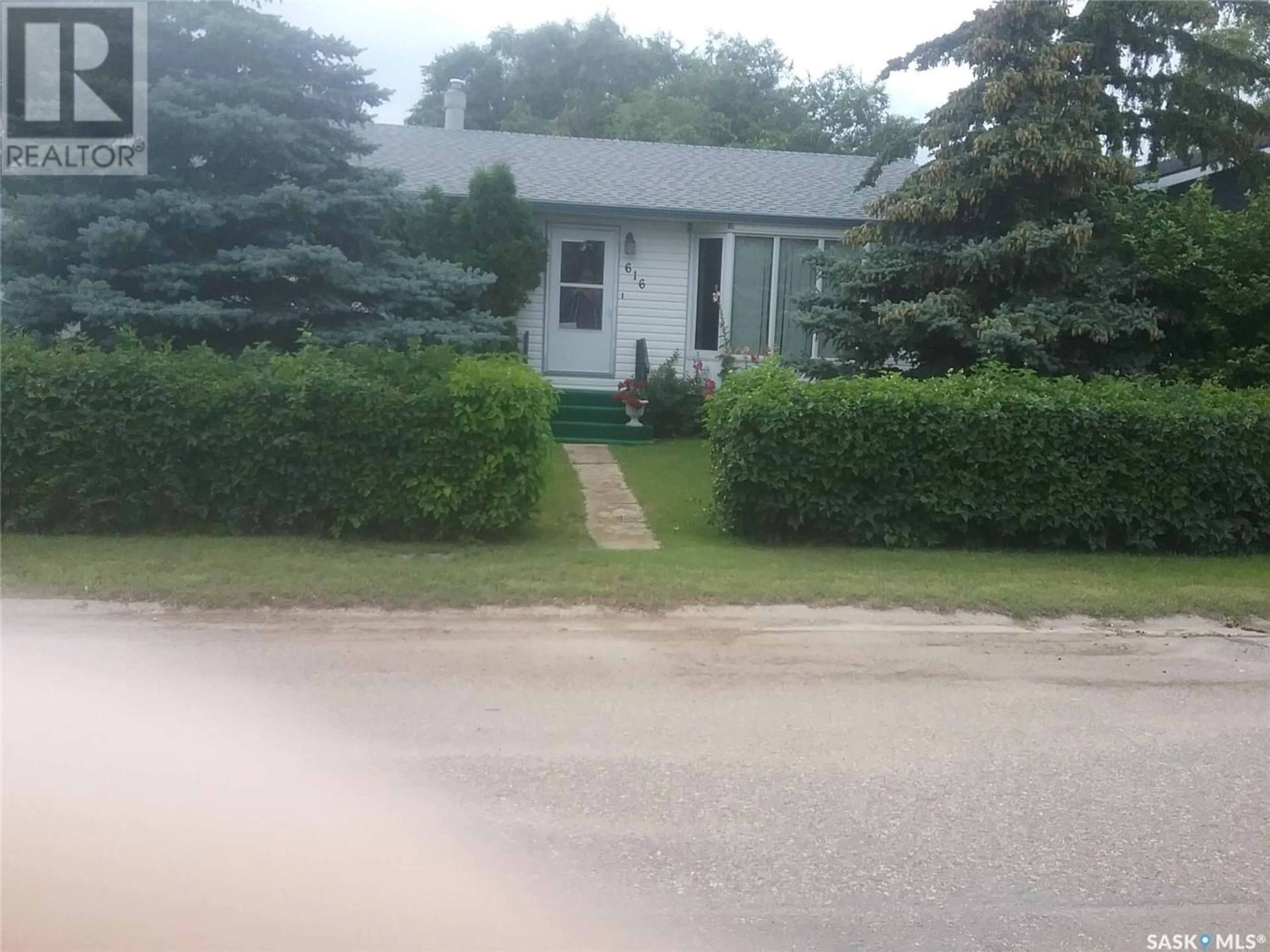 Frontside or backside of a home for 616 Beharrel AVENUE, Oxbow Saskatchewan S0C2B0