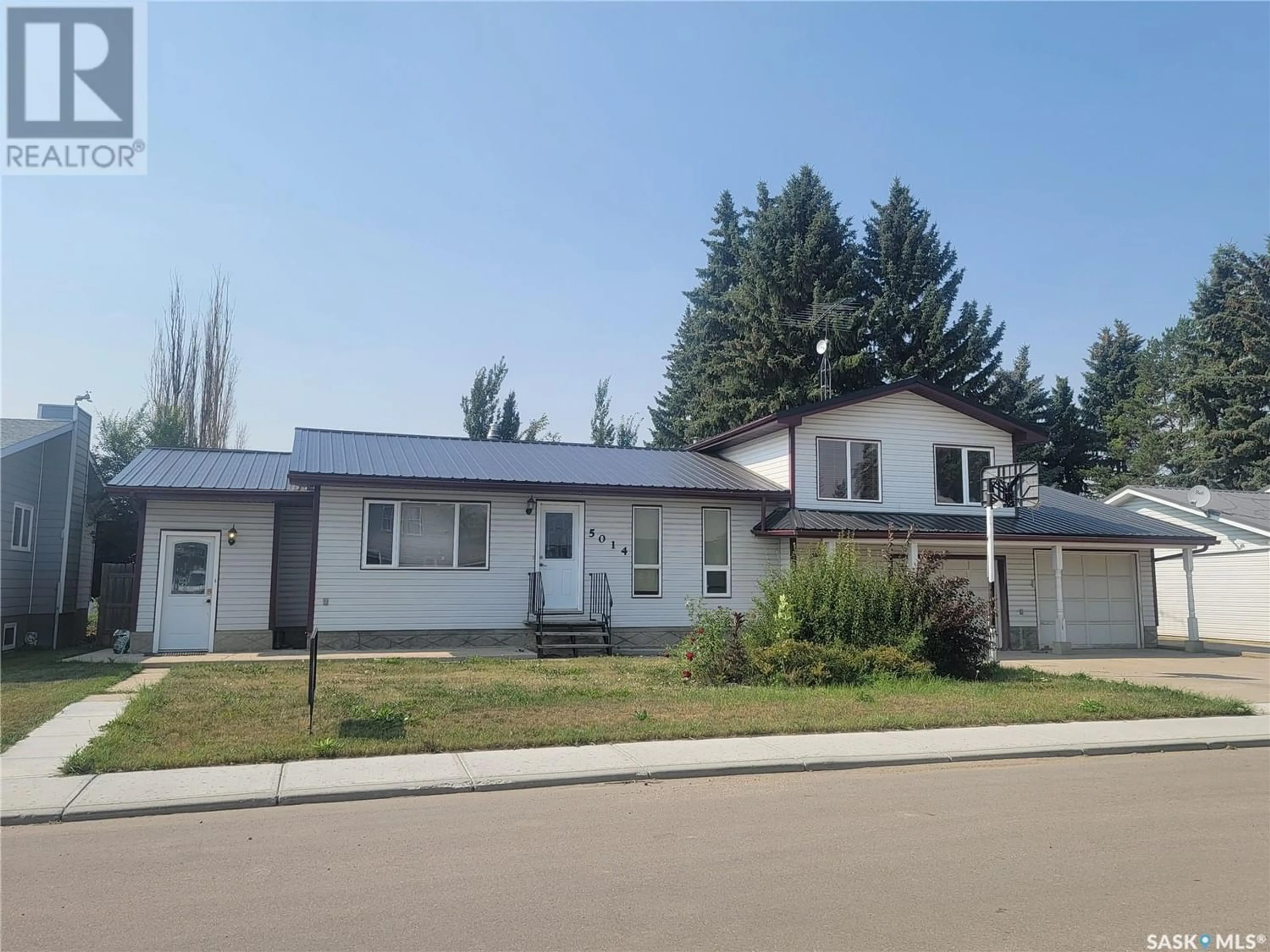 Home with vinyl exterior material for 5014 Telegraph STREET, Macklin Saskatchewan S0L2C0