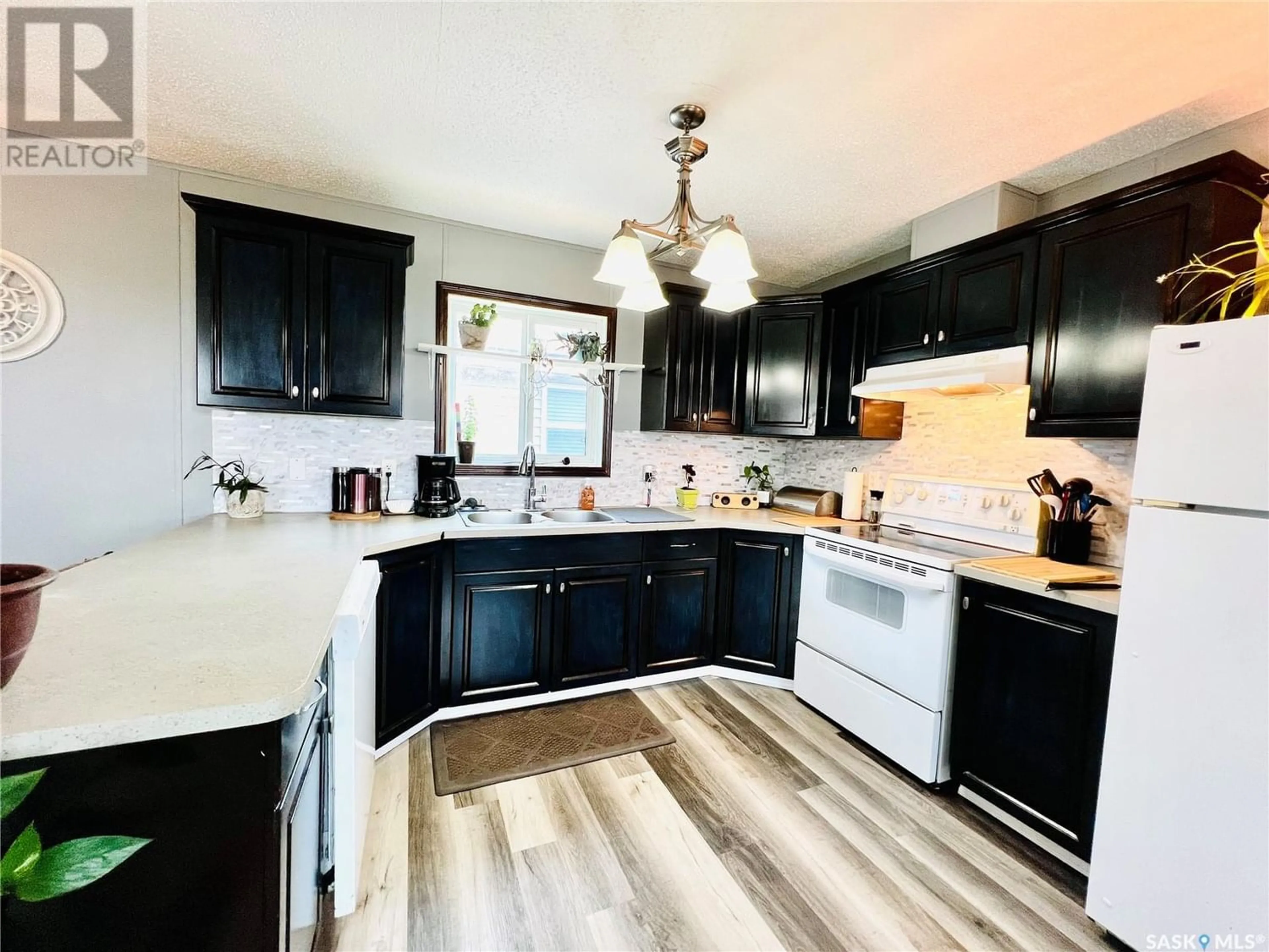 Kitchen for 124 Prairie Sun COURT, Swift Current Saskatchewan S9H3X6